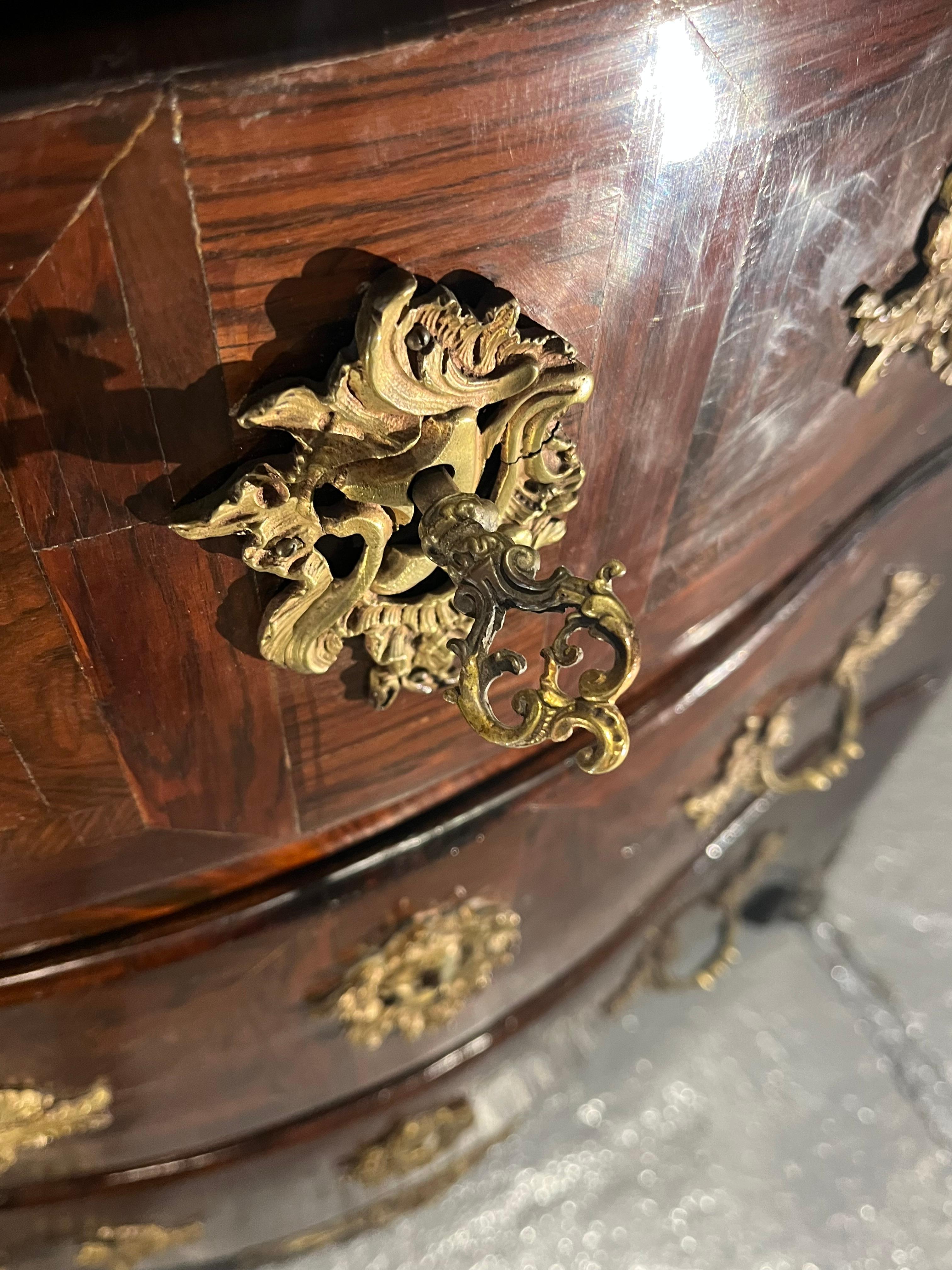 Petite Commode Regence francese, CIRCA 1750 in vendita 1