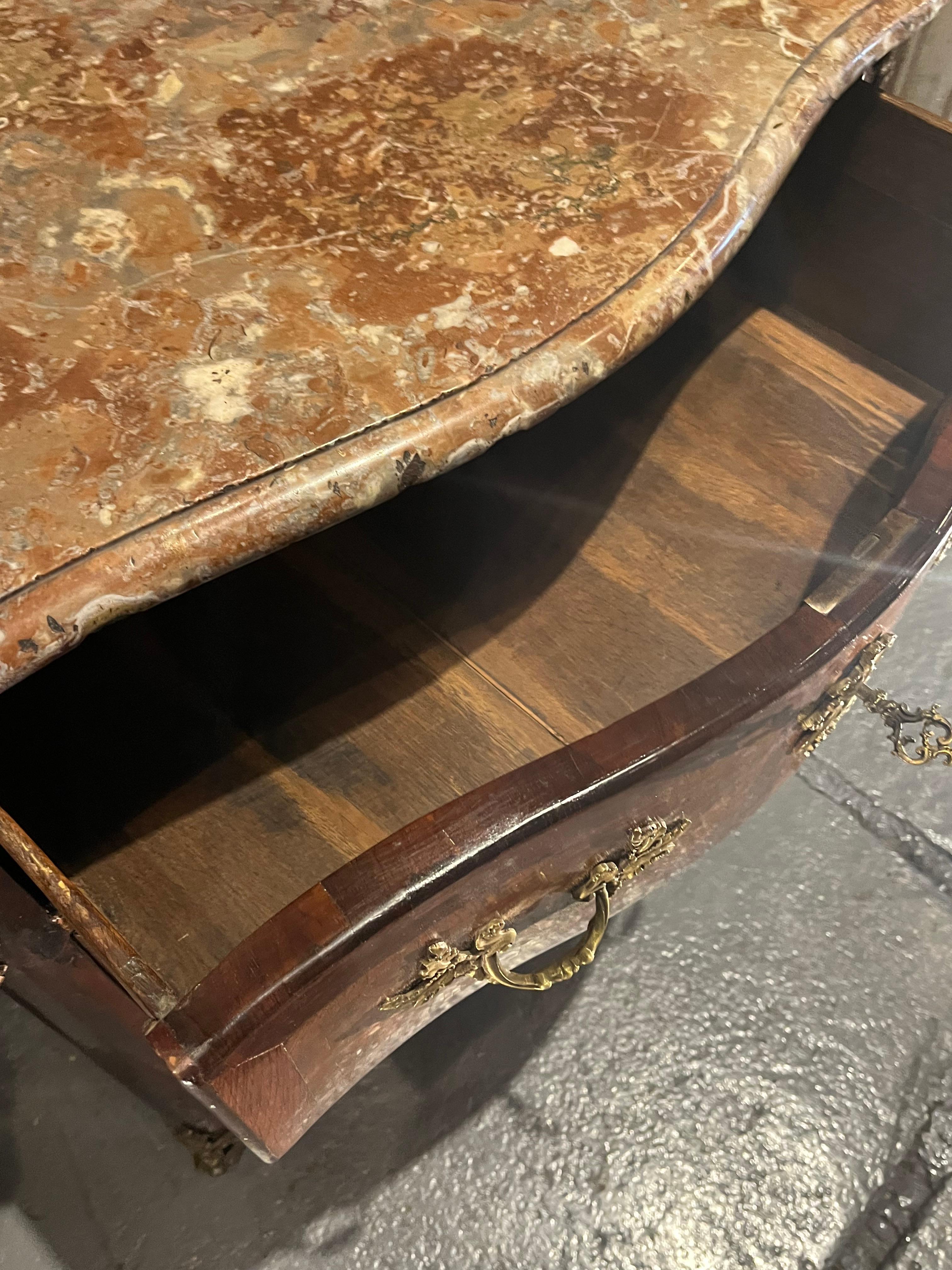 Petite Commode Regence francese, CIRCA 1750 in vendita 2