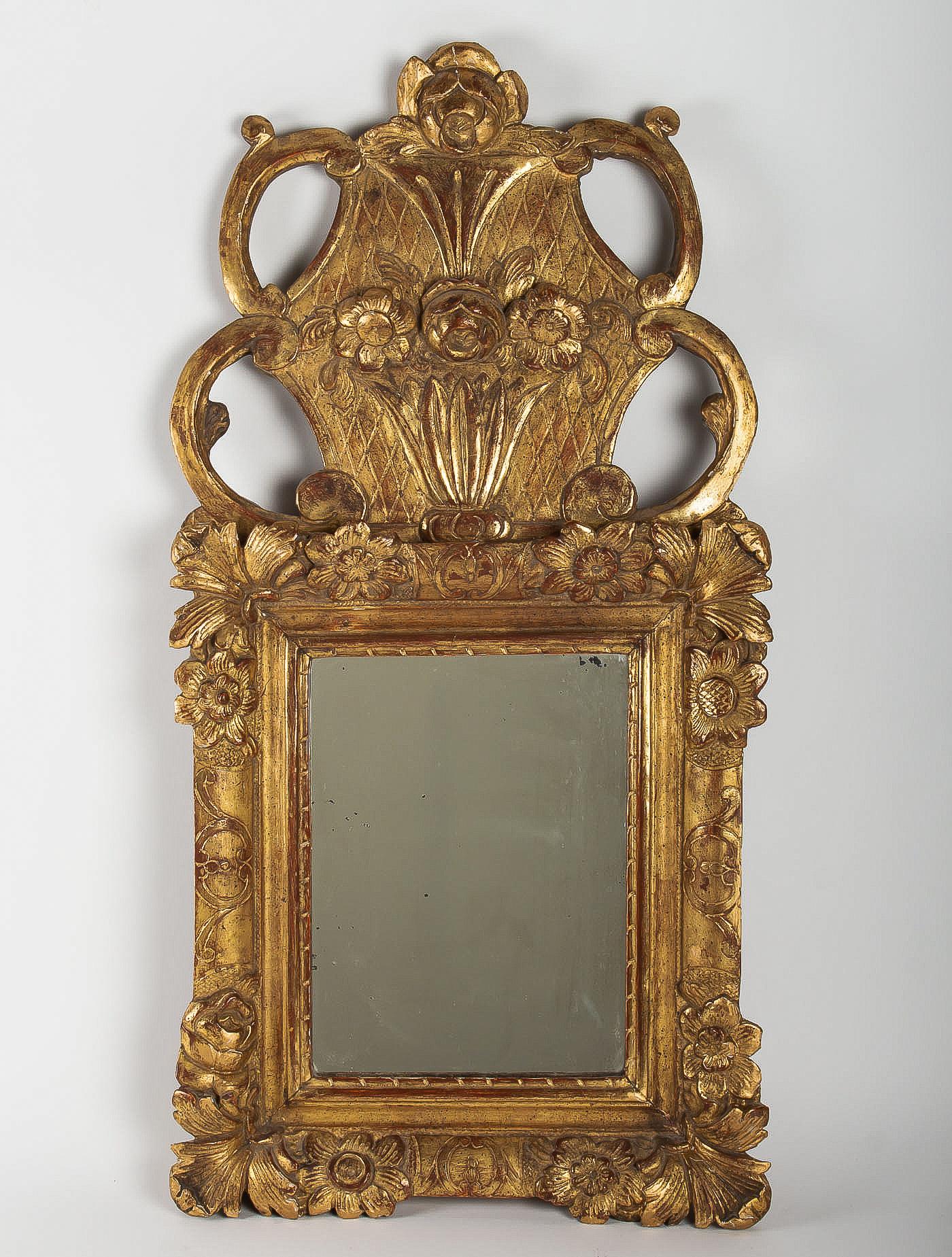 French Regence Provençal period, small giltwood top-front mirror, circa 1715-1723

An elegant and decorative, small carved giltwood top-front mirror, decorated with flowers décoration.

Lovely Provençal Regence period mirror, circa