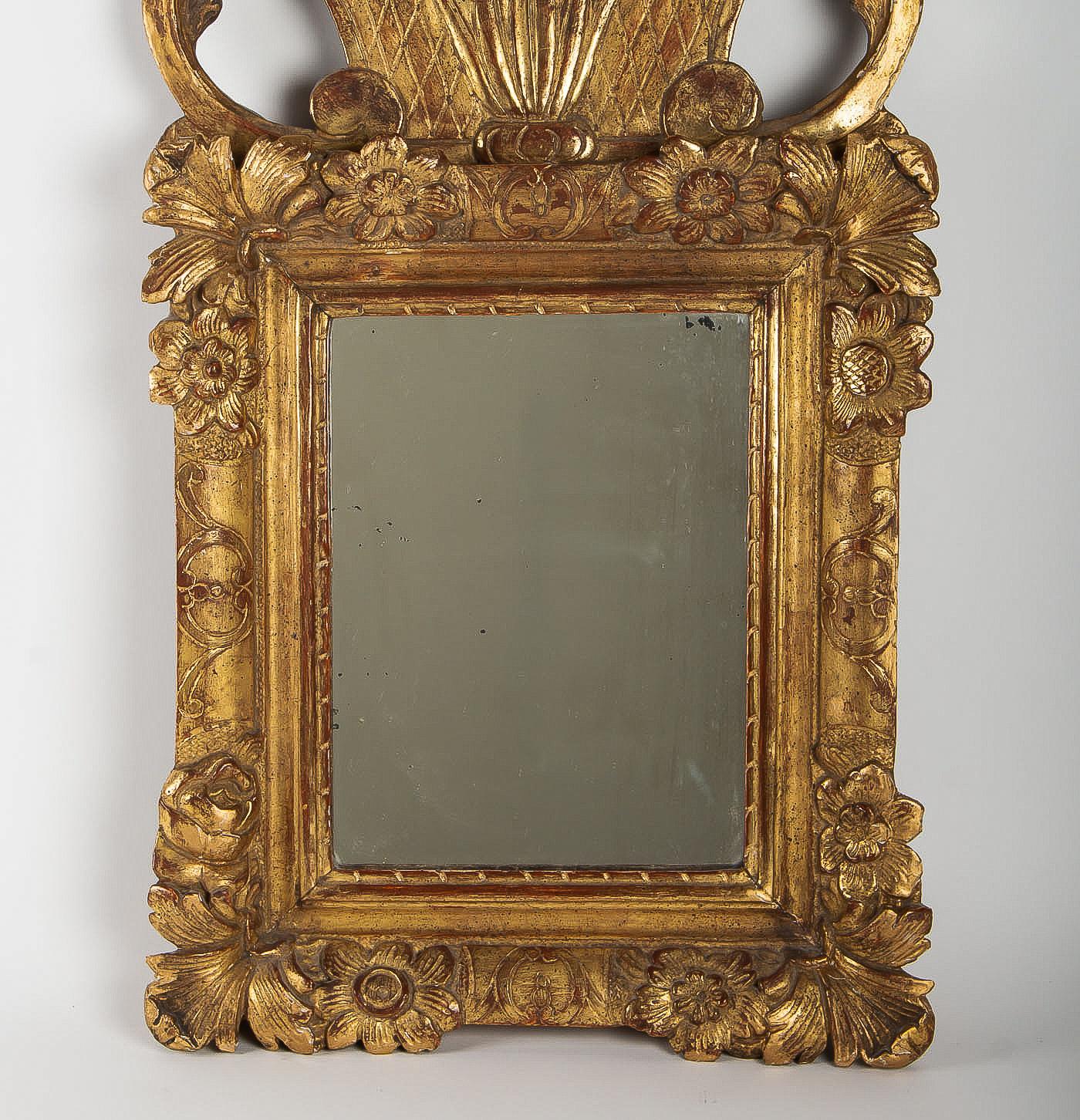 French Regence Provencal Period, Small Giltwood Top-Front Mirror, circa 1720 In Good Condition In Saint Ouen, FR