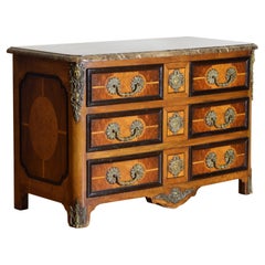 Commode d
époque Régence française en noyer et marbre incrusté montée sur bronze