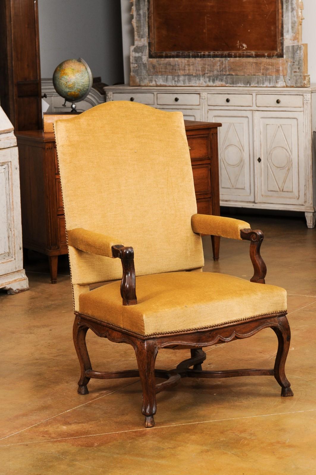 French Régence Style 1790s Walnut Fauteuil with Carved X-Form Cross Stretcher In Good Condition In Atlanta, GA