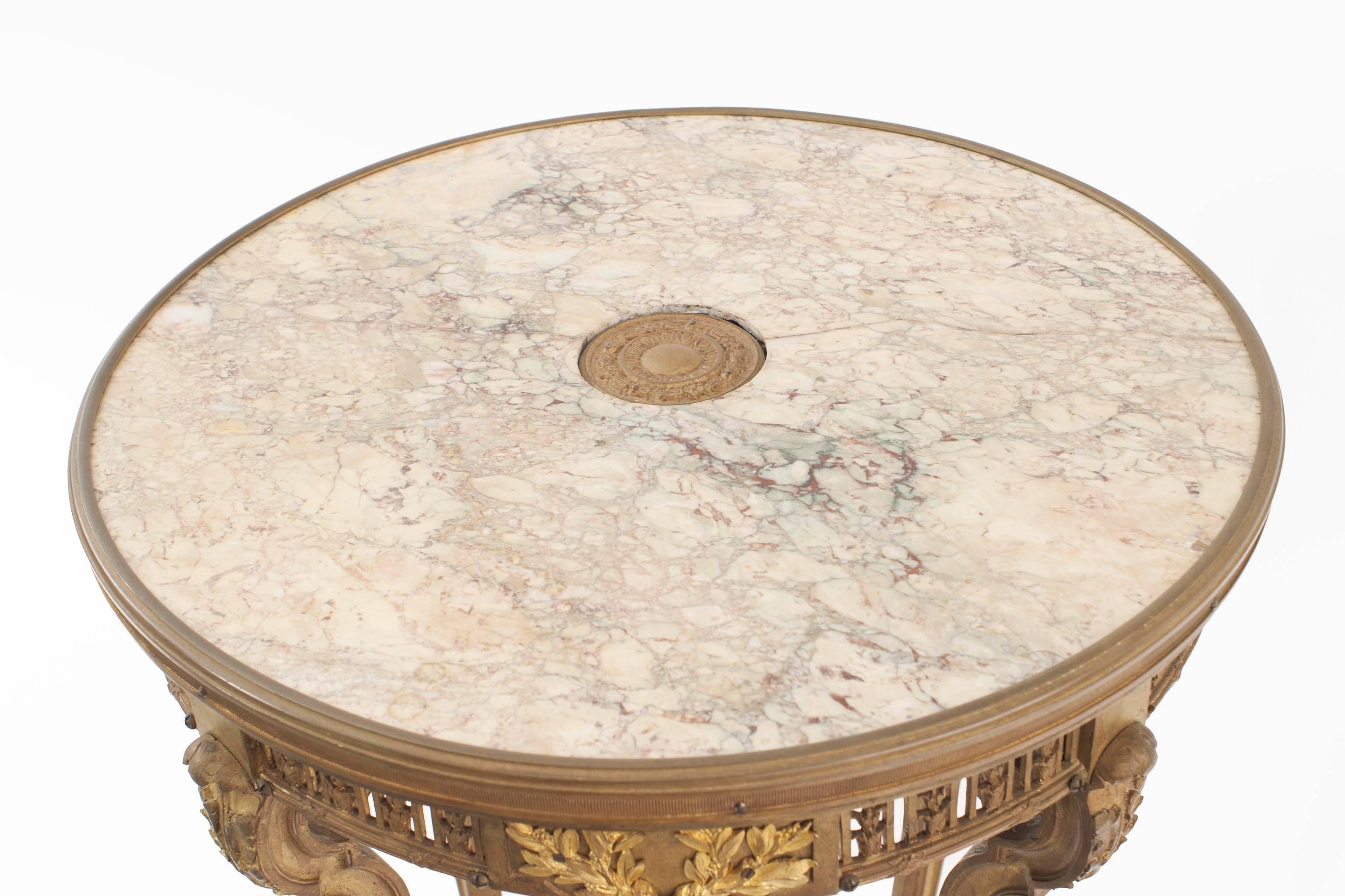 Régence Table d'extrémité française R√©gence en bronze doré et marbre en vente