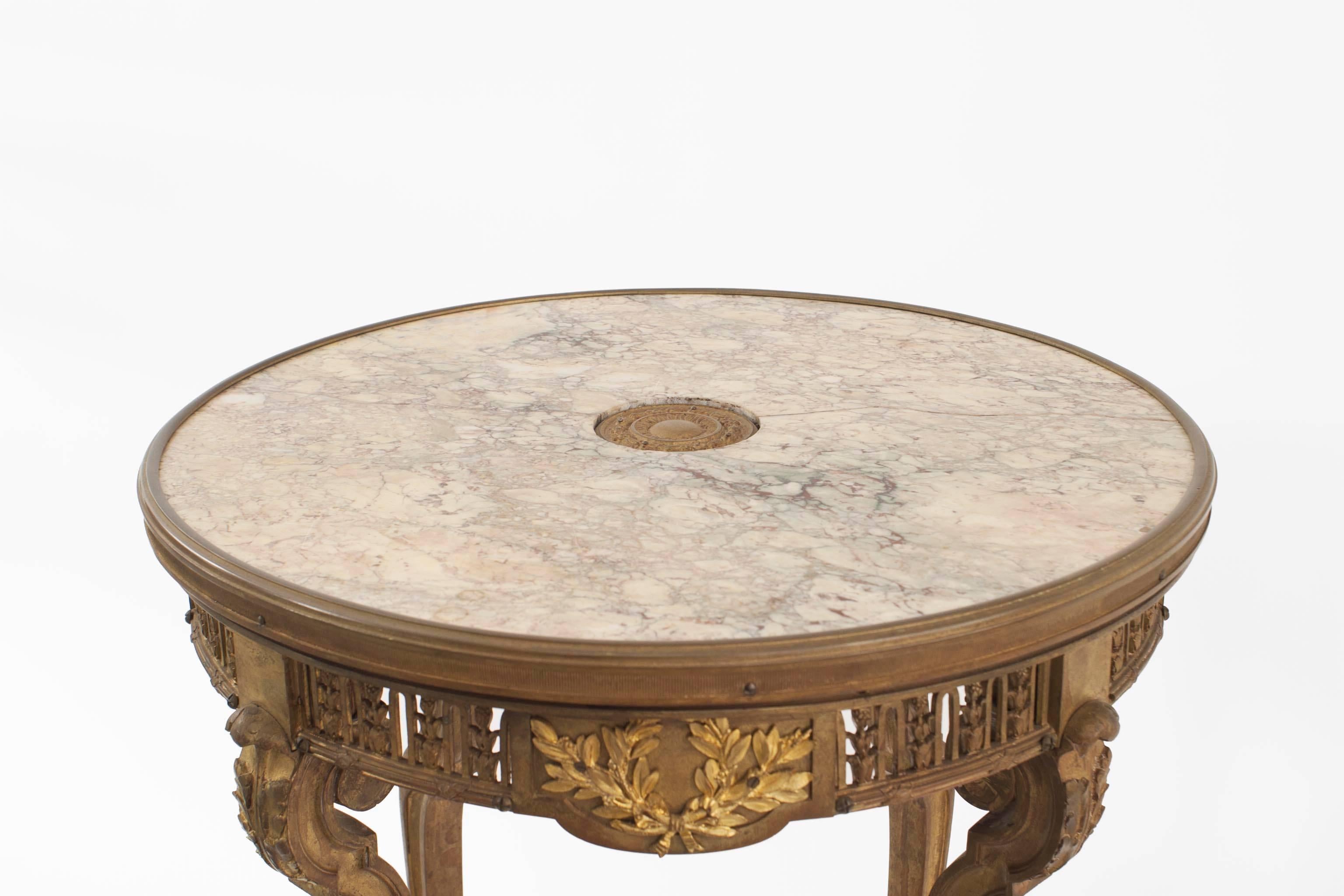 French R√©gence Bronze Dore and Marble End Table In Good Condition For Sale In New York, NY