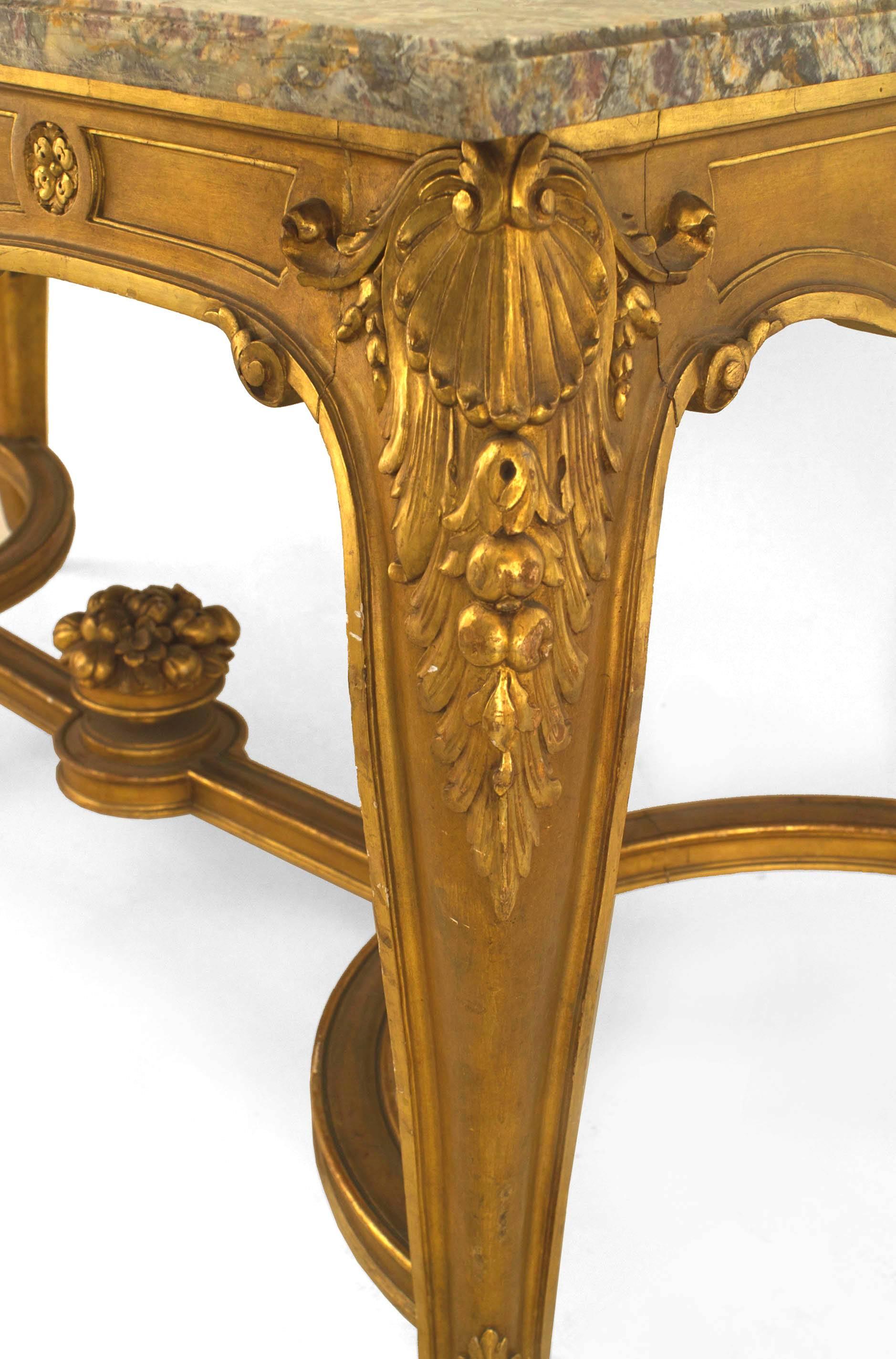 Table centrale dorée de style Régence française avec plateau en marbre gris en vente 1