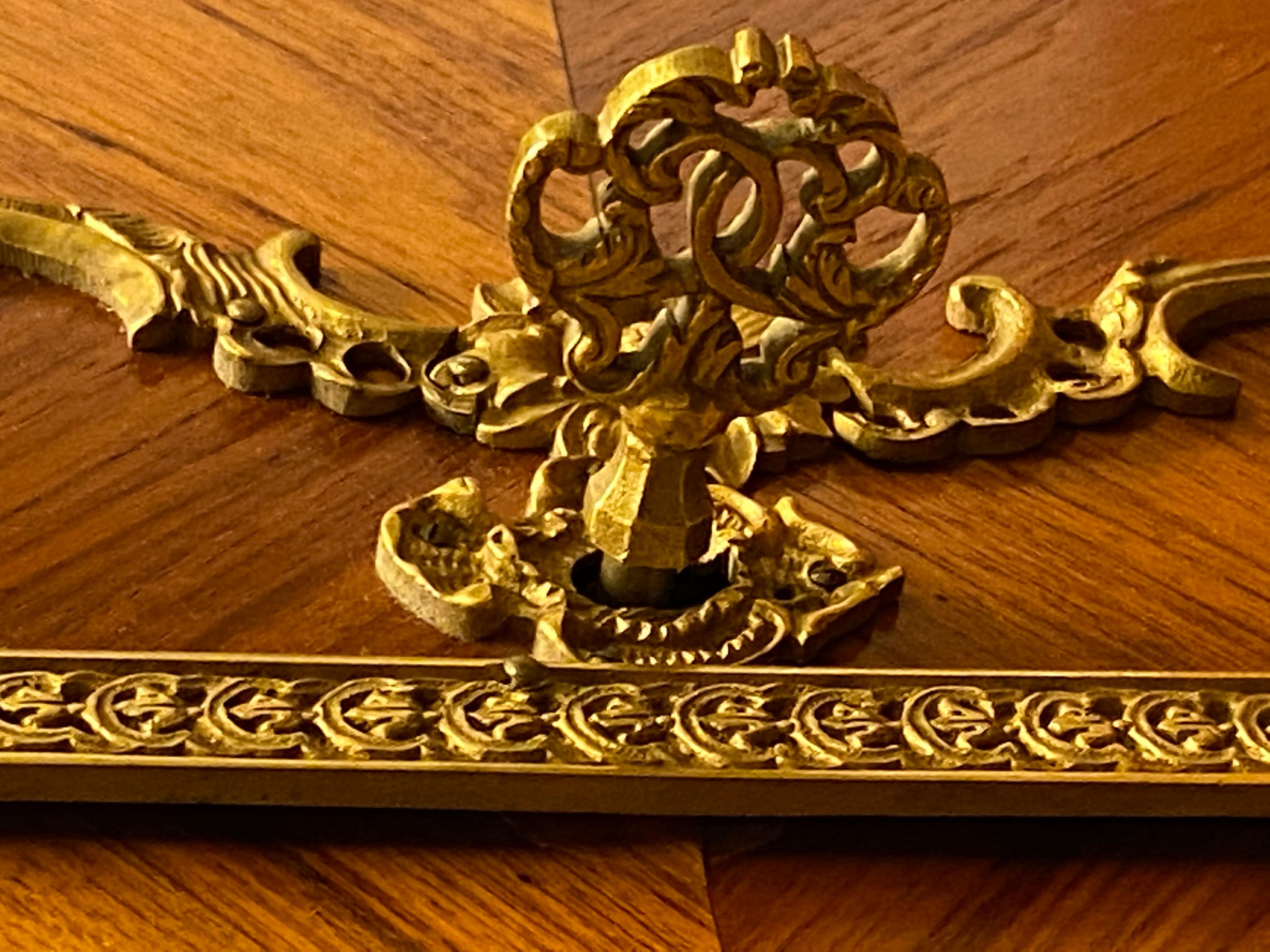 Französischer Bronzeschrank im Regence-Stil, montiert (Vergoldet) im Angebot
