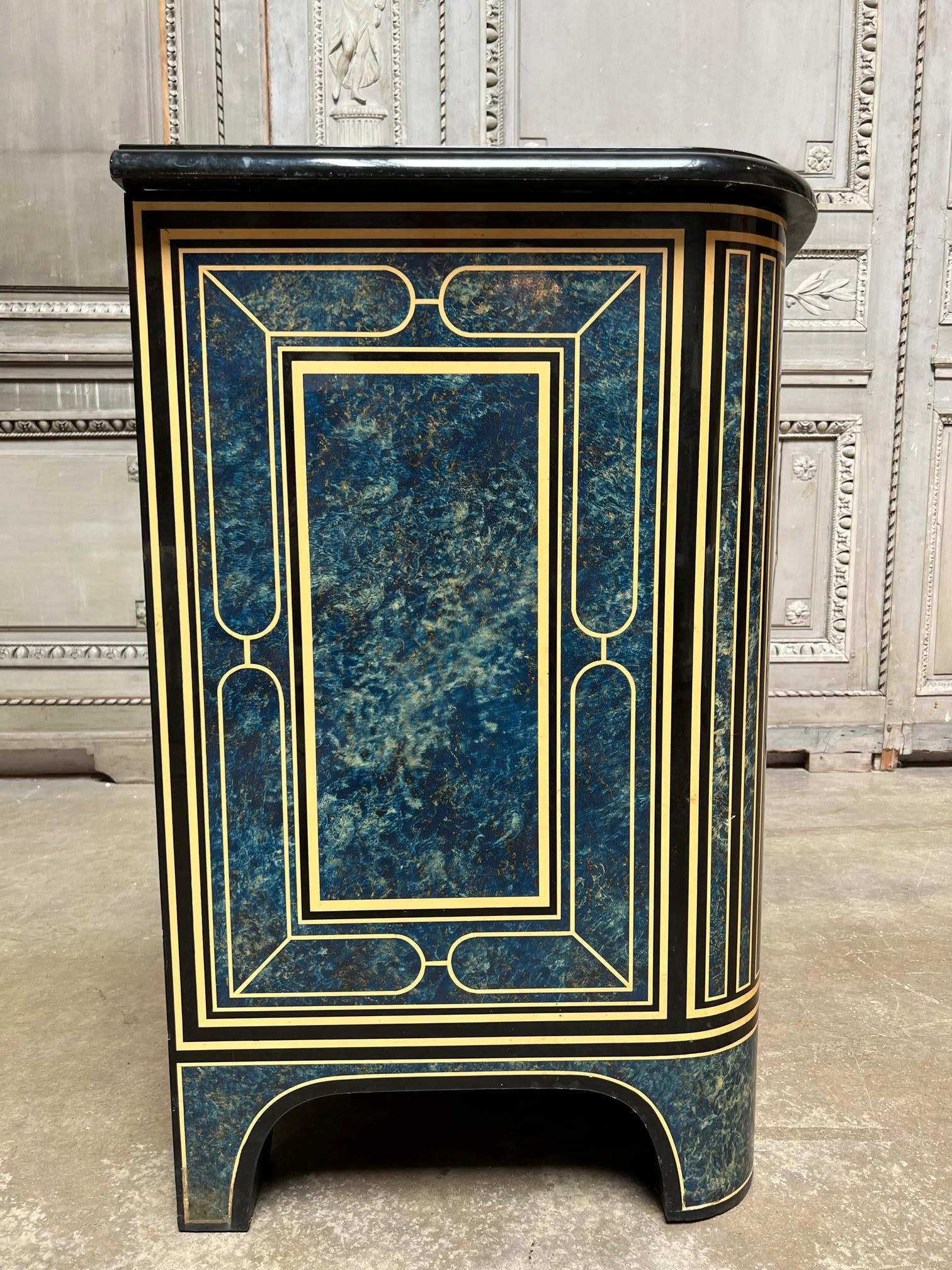 20ième siècle Commode de style Régence française avec une finition laquée bleue, blanche et noire en vente