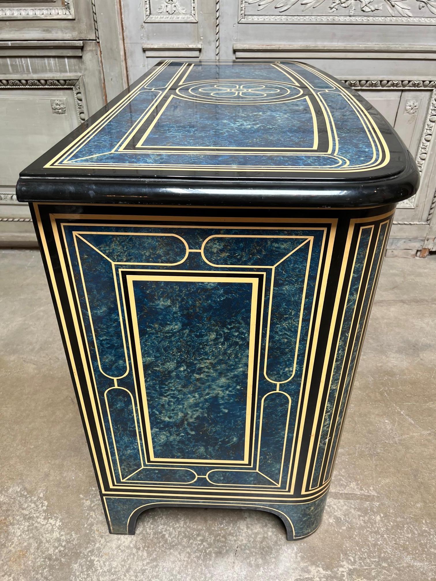 Bronze Commode de style Régence française avec une finition laquée bleue, blanche et noire en vente