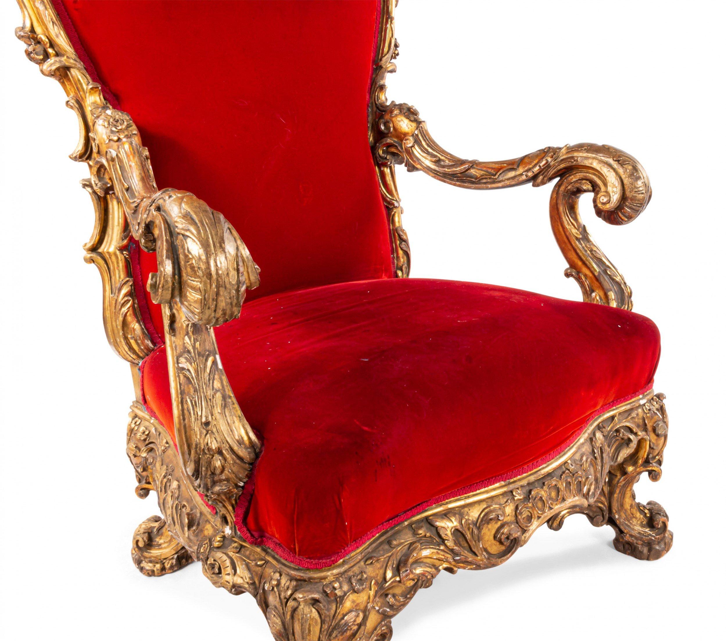 Chaise trône de style Régence (19e siècle), dorée, avec crête de dossier et civière sculptées, tapissée de velours rouge
