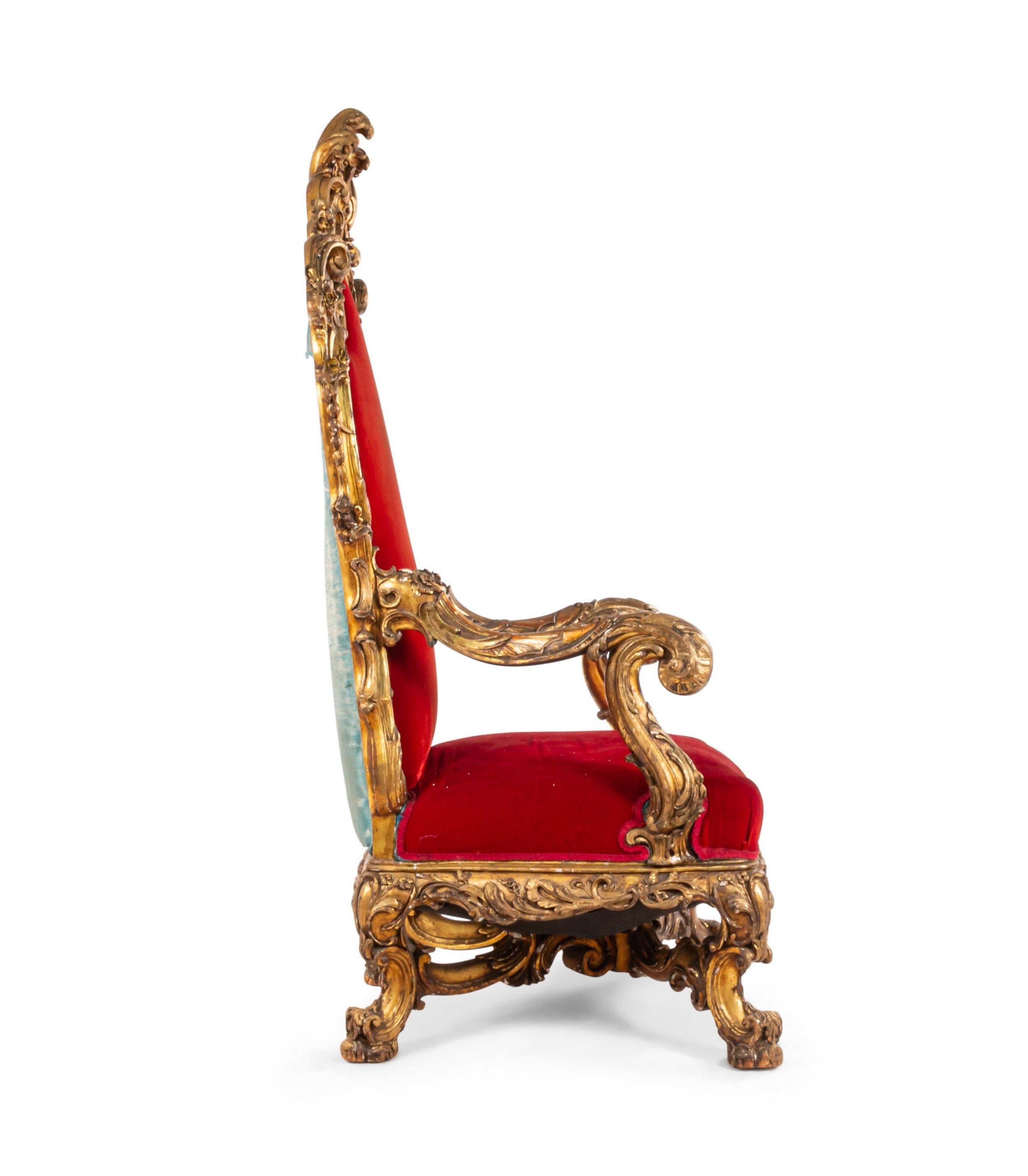 Chaise trône de style Régence française en velours rouge Bon état - En vente à New York, NY