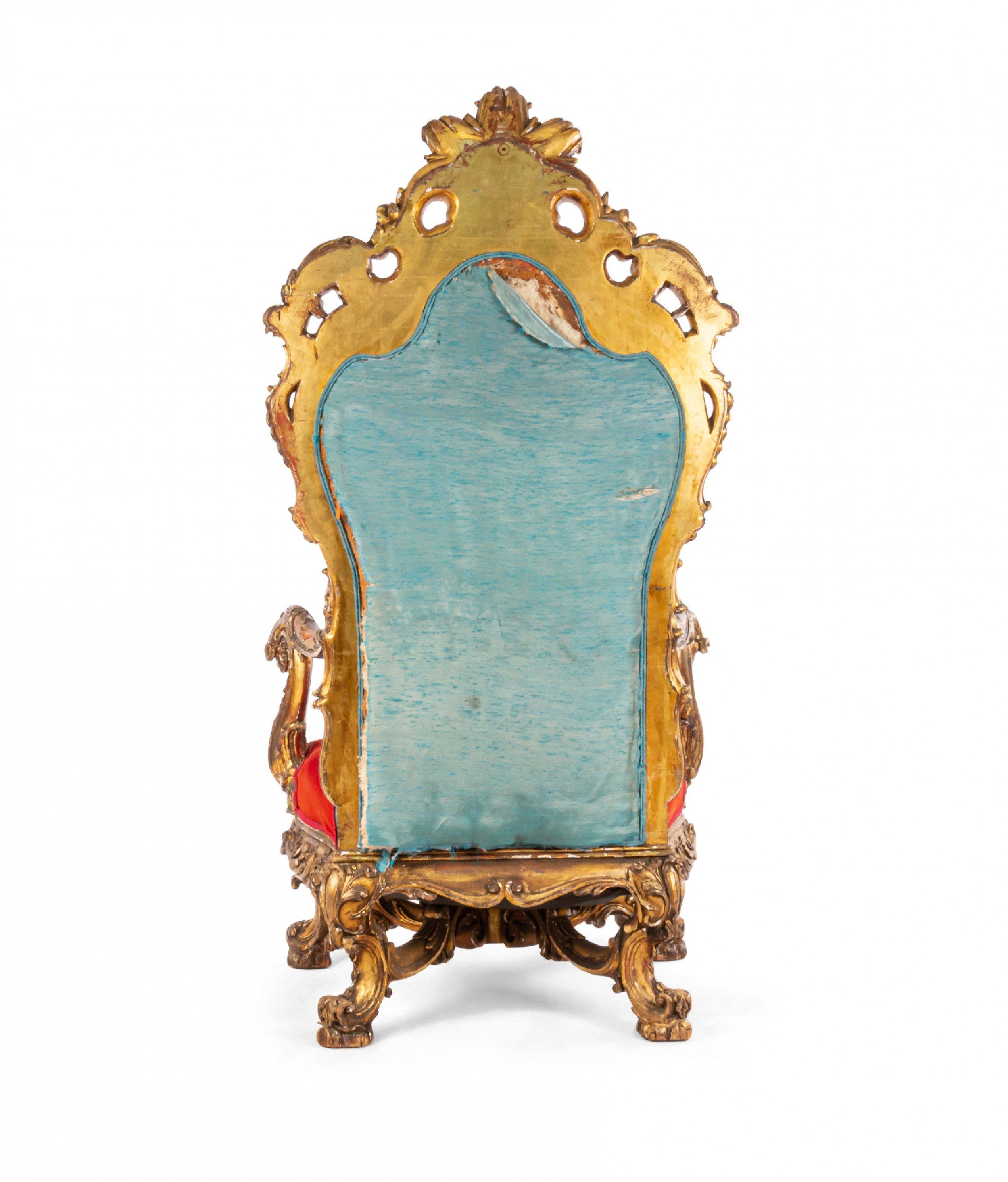Velours Chaise trône de style Régence française en velours rouge en vente