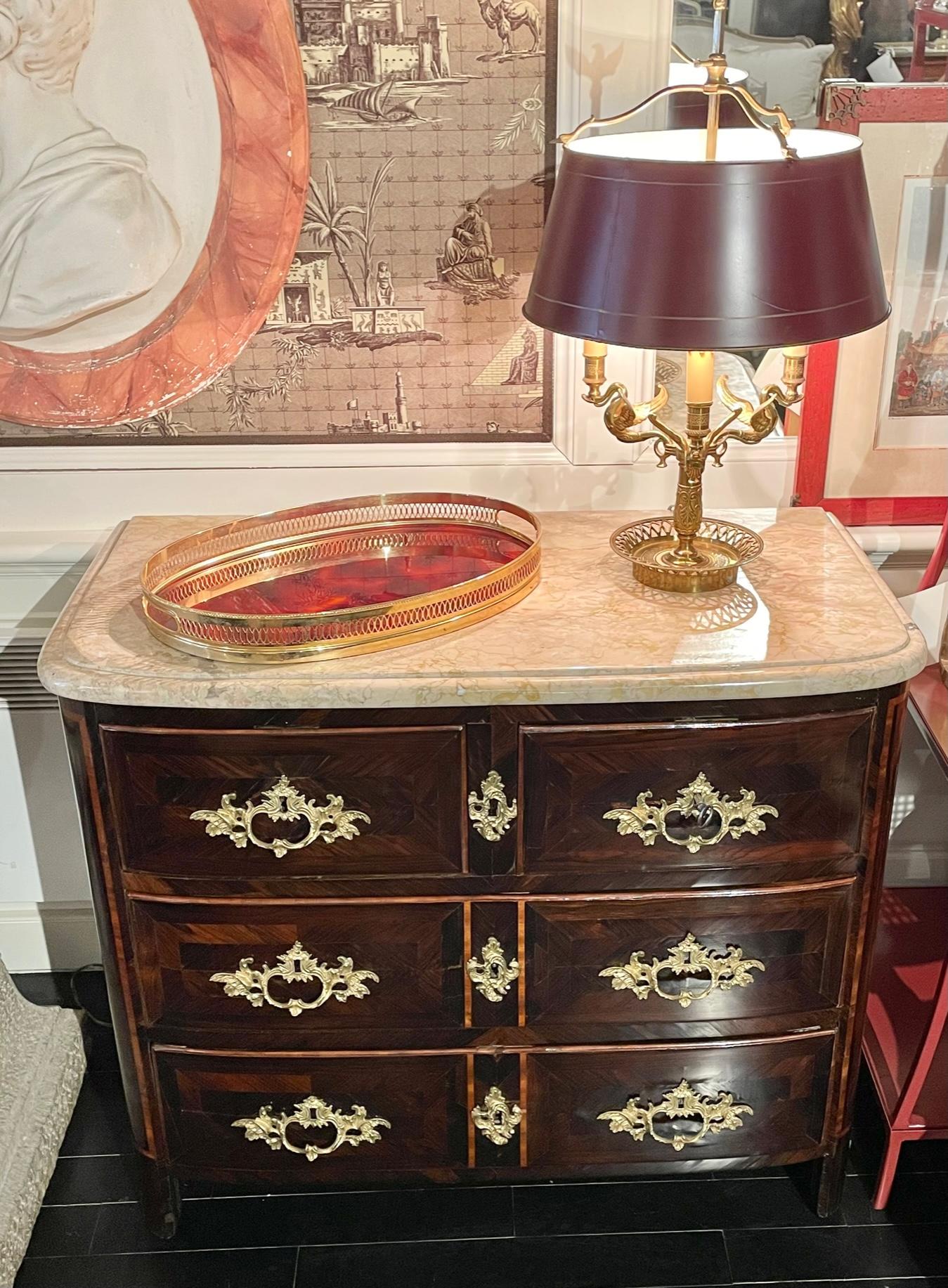 Commode française de style Louis XVI, 
Montures en bronze, quatre tiroirs.