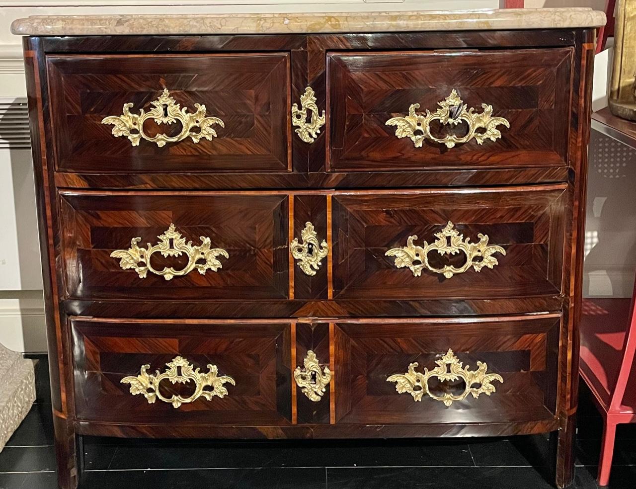 French Régence Style Marquetry Commode Dresser, Marble Top, Bronze Mounts In Good Condition For Sale In Montreal, Quebec