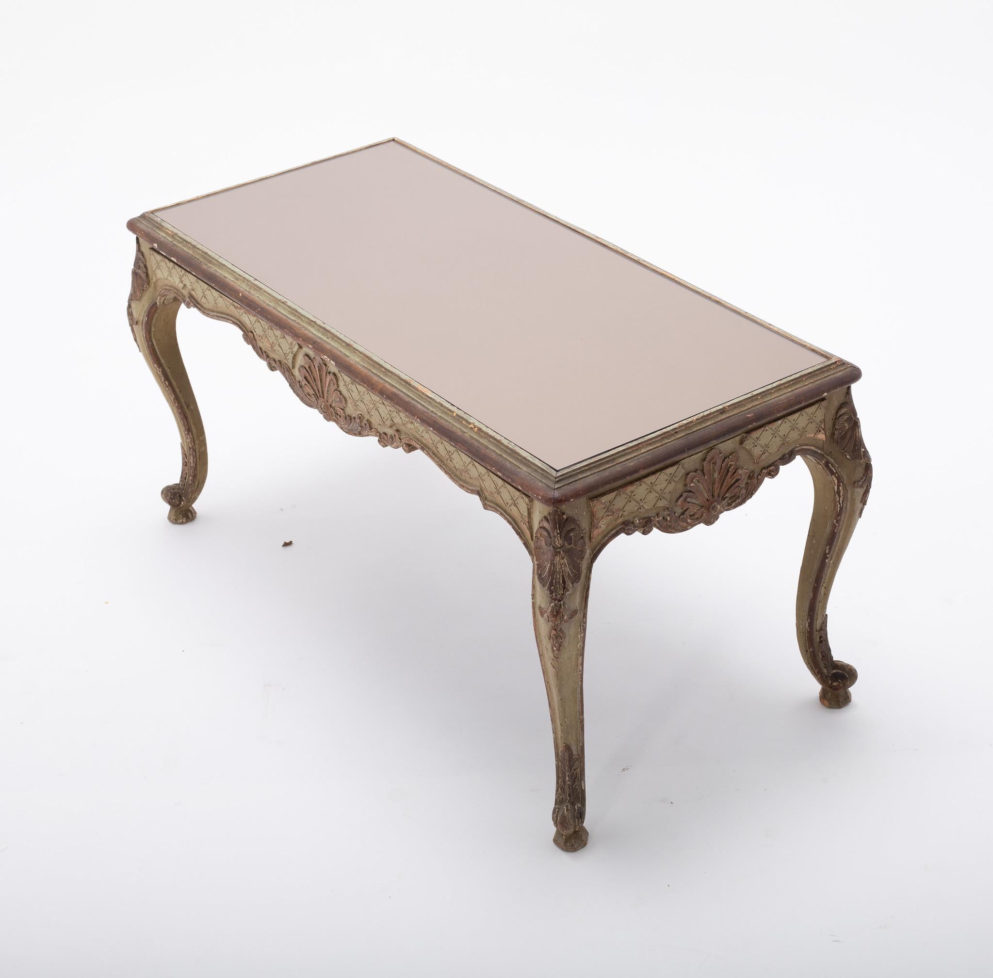 20th Century French Régence Style Painted Parcel Gilt Cocktail Table For Sale