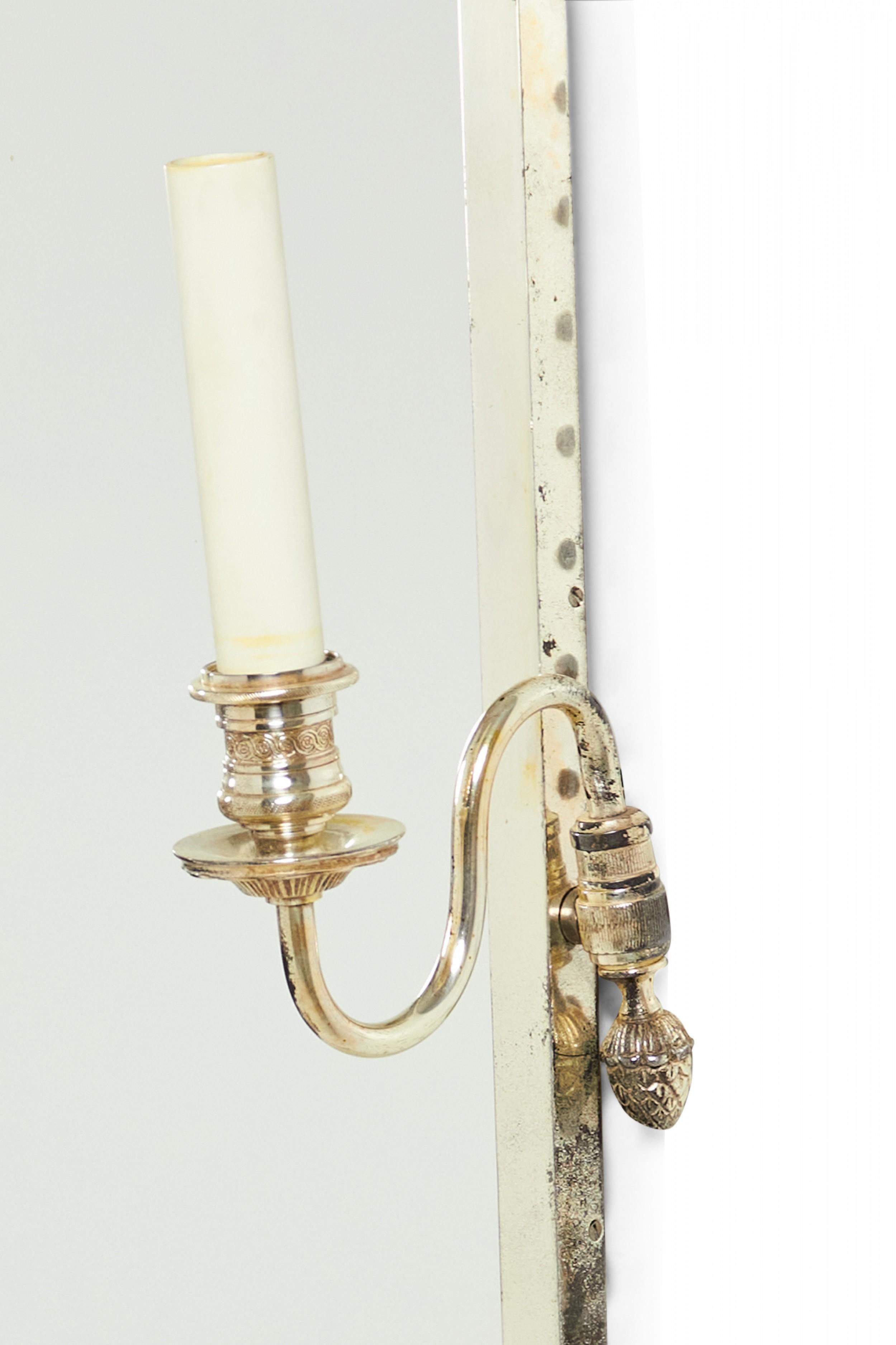 Regency Specchio da parete in argento in stile Regence francese con due bracci a forma di scuretto in vendita