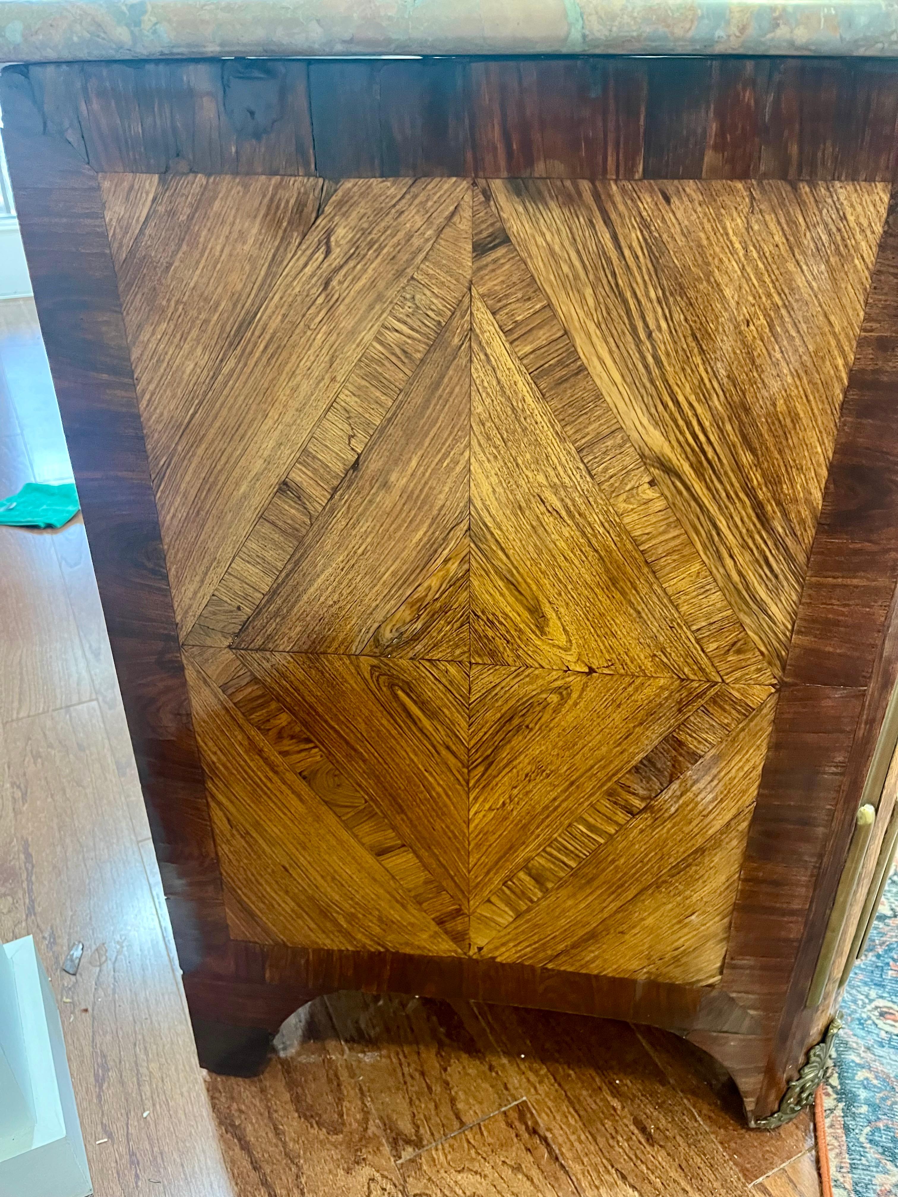 Französische Regence Kommode aus Tulipwood und Kingwood Parkett im Angebot 10