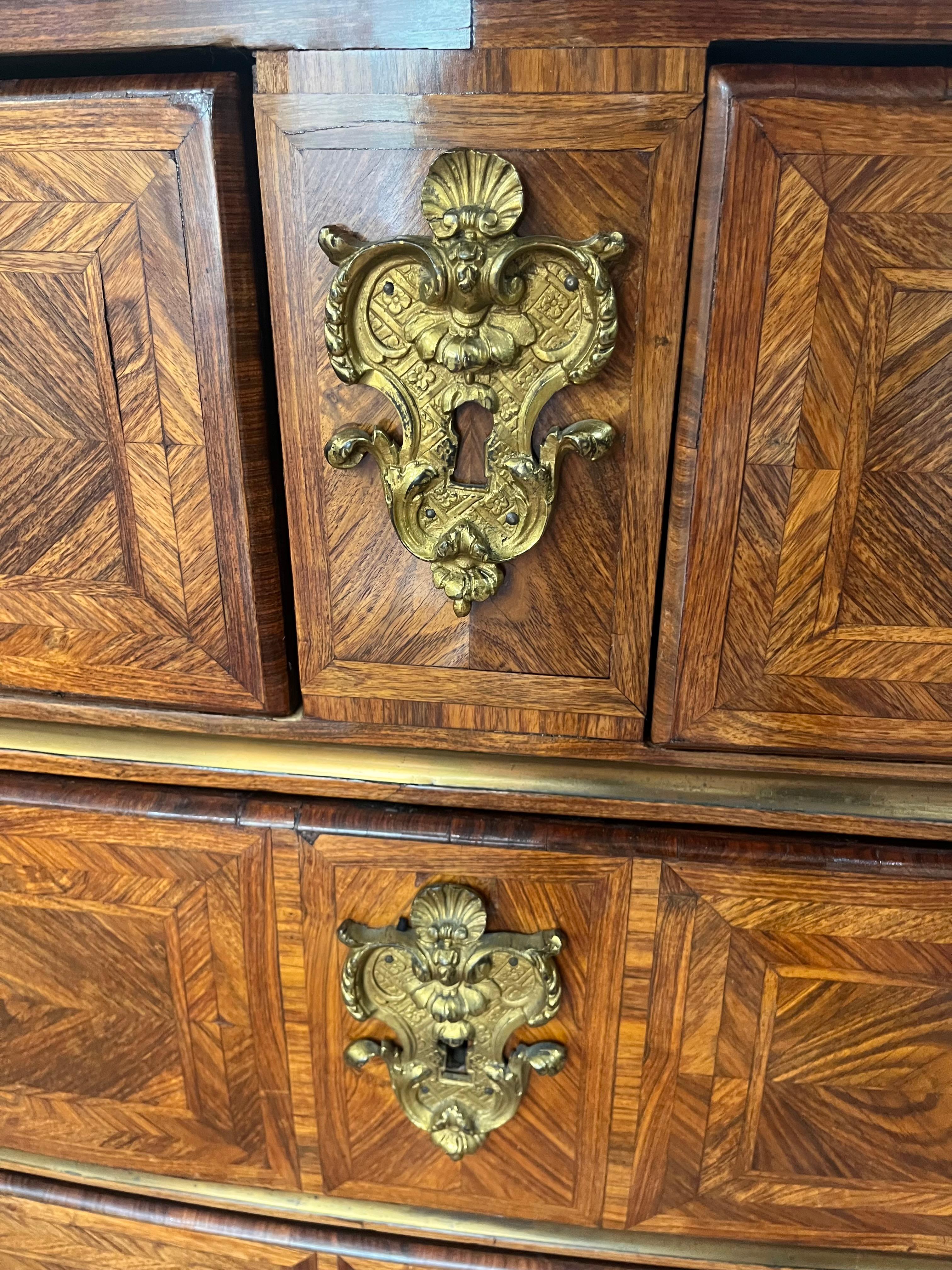 Französische Regence Kommode aus Tulipwood und Kingwood Parkett im Angebot 5