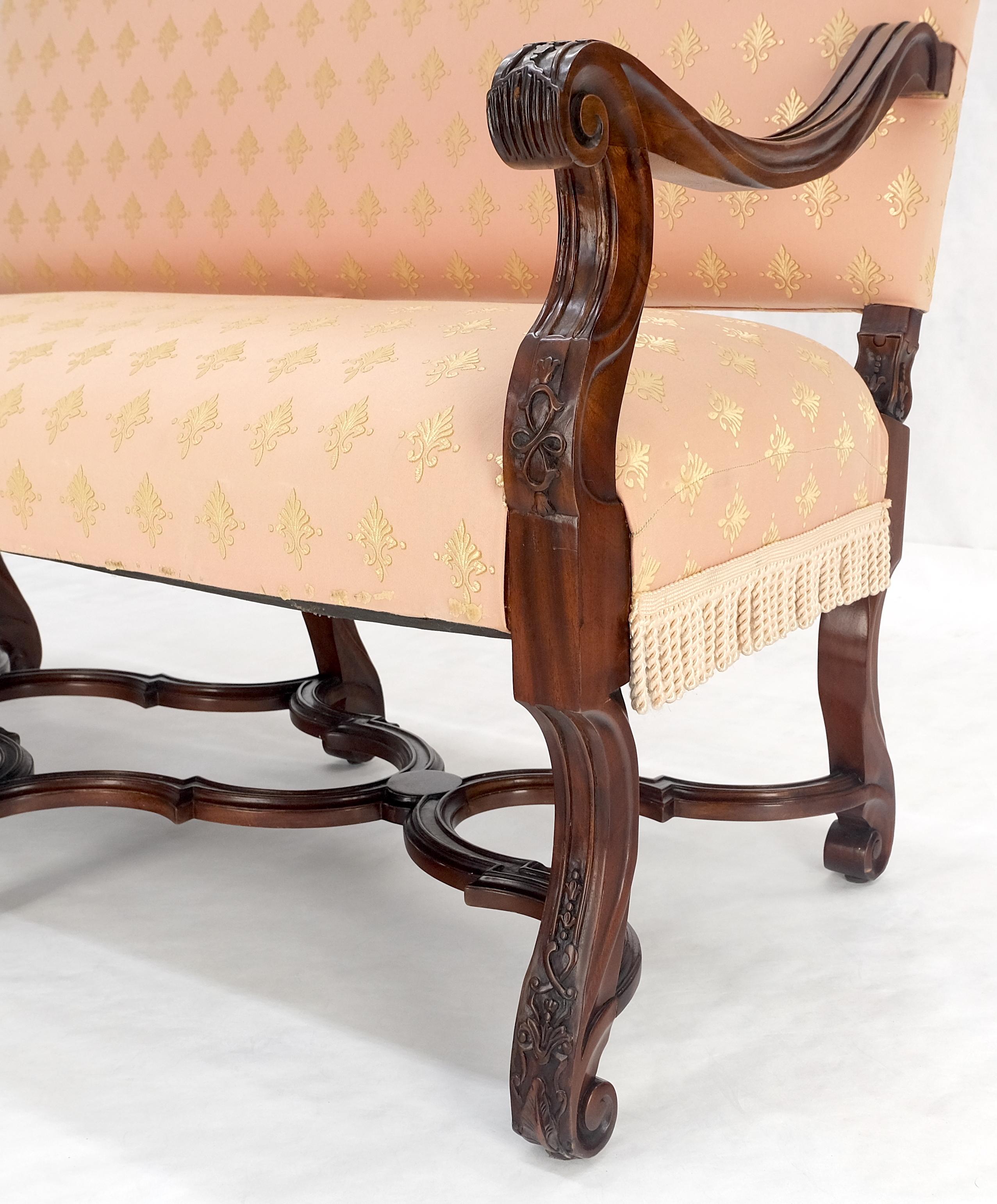 Français Fauteuil de style Régence française en acajou sculpté en forme de X rembourré et tapissé près de MINT ! en vente