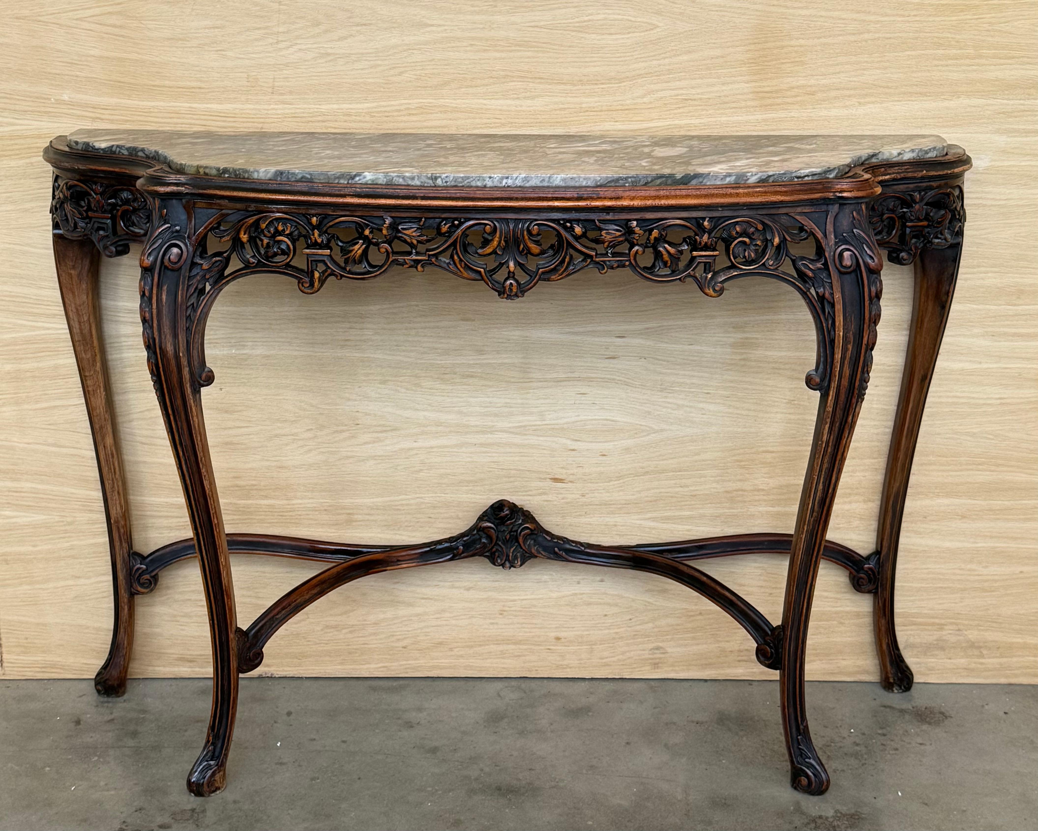 20th French Regency carved walnut console table with gilted edges 

20th century French Regence style beautifully carved with leaves walnut console. White marble top with carved front, over hand-carved frieze supported by four cabriole legs. Very