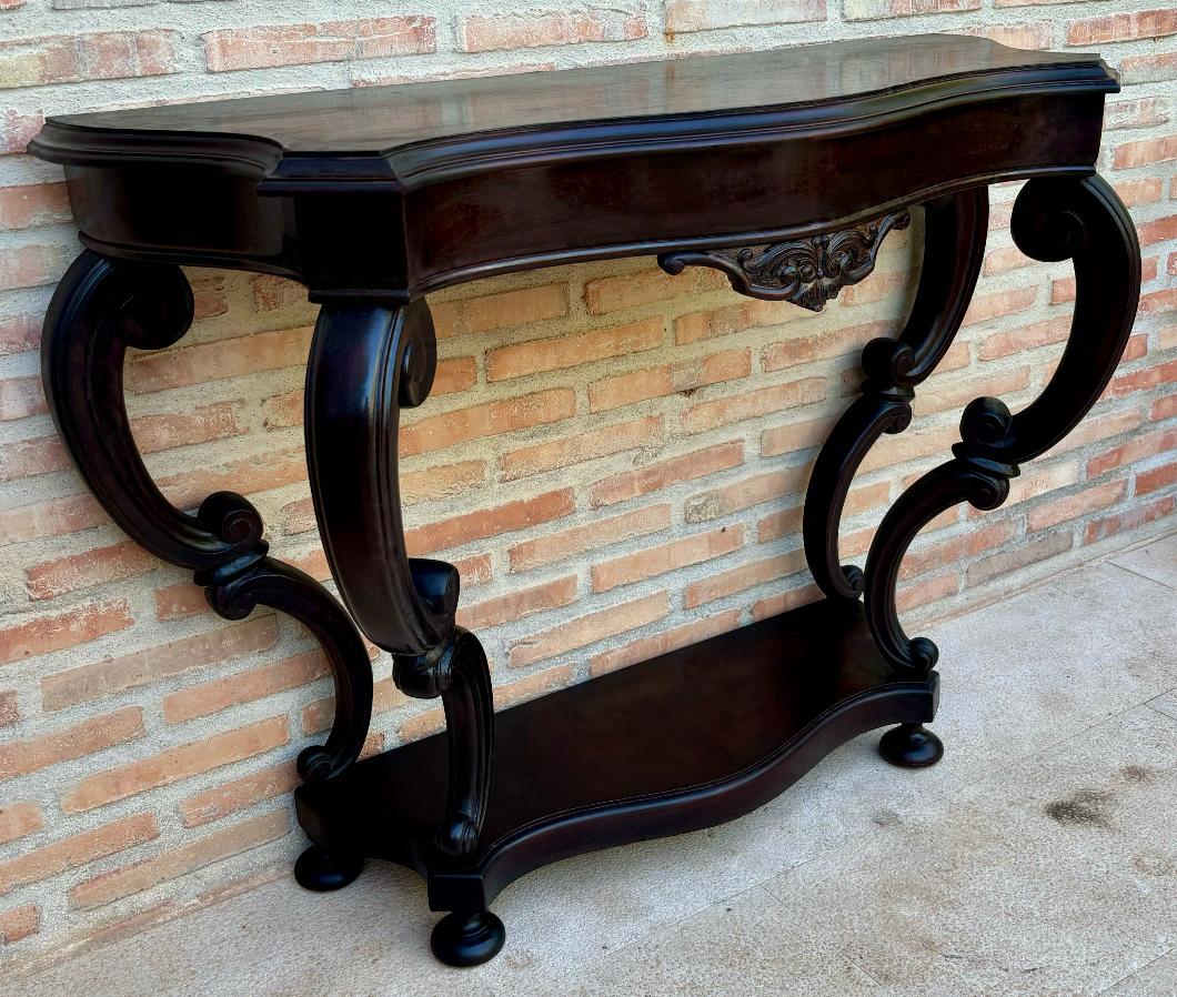 Francese Tavolo da console Regency francese in noce intagliato in vendita