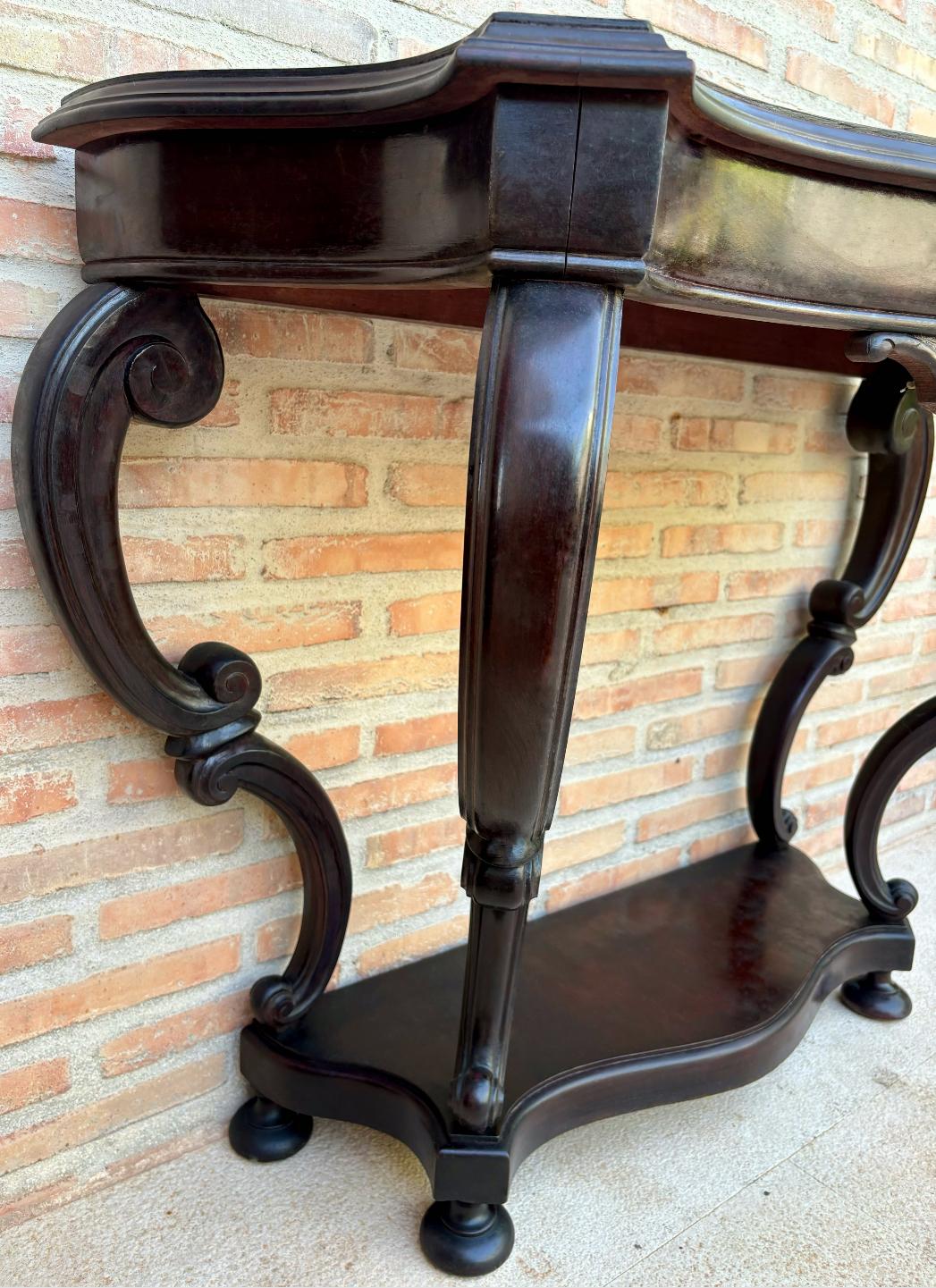 XIX secolo Tavolo da console Regency francese in noce intagliato in vendita