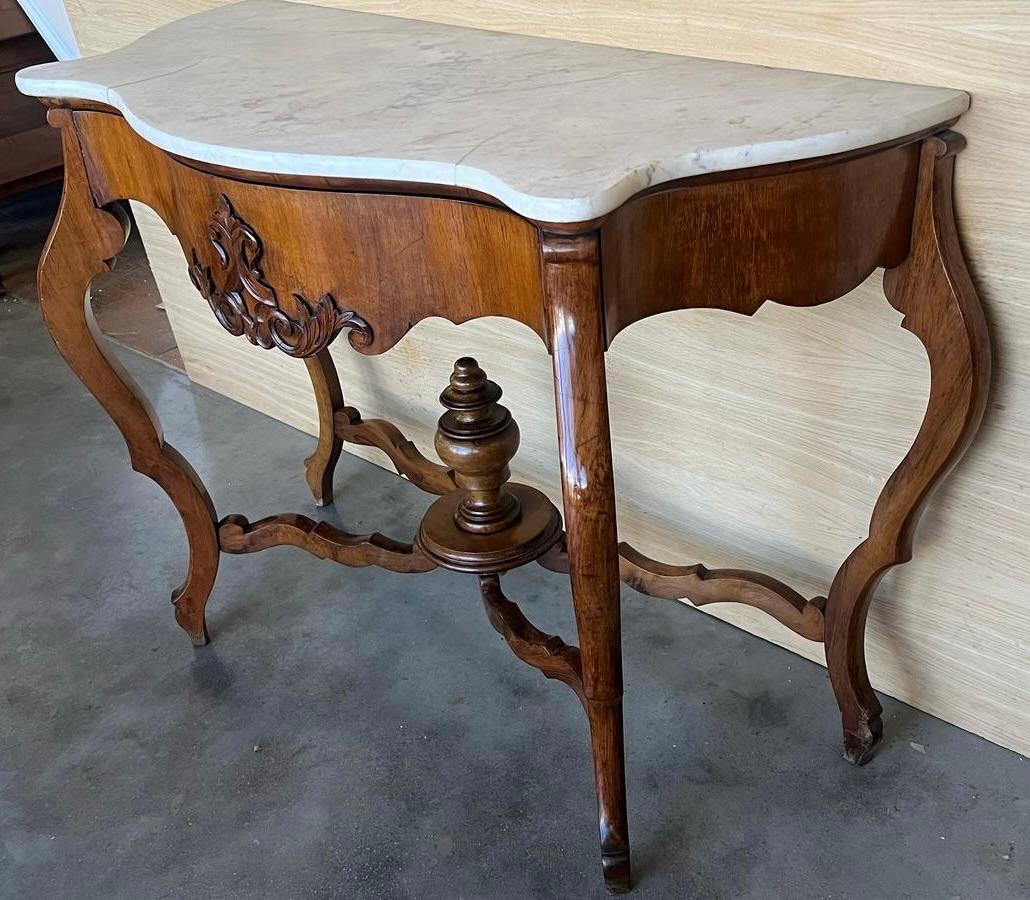 Francese Tavolo consolle Regency francese in noce intagliato con cassetto e piano in marmo in vendita