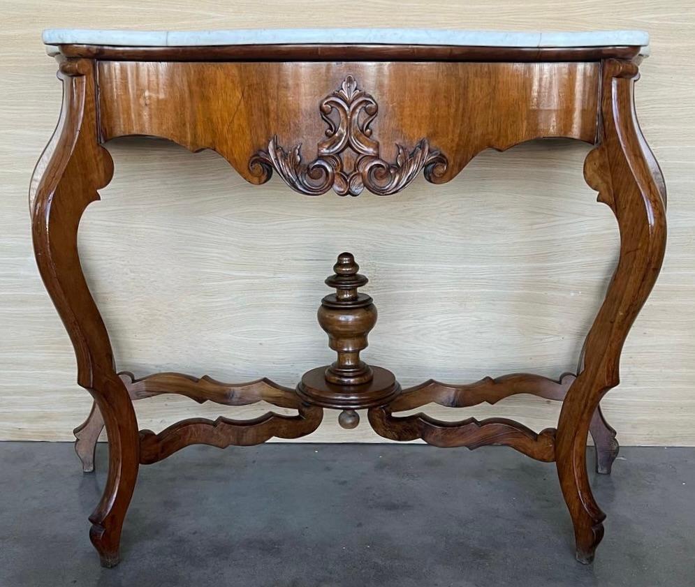 Tavolo consolle Regency francese in noce intagliato con cassetto e piano in marmo In condizioni buone in vendita a Miami, FL