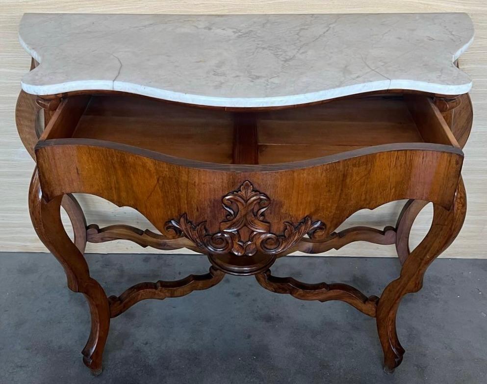 XIX secolo Tavolo consolle Regency francese in noce intagliato con cassetto e piano in marmo in vendita