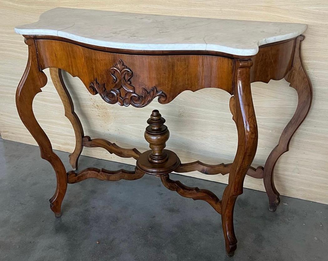 Noce Tavolo consolle Regency francese in noce intagliato con cassetto e piano in marmo in vendita