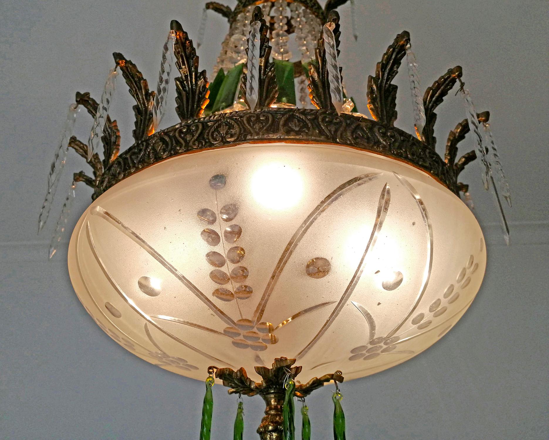 Korb-Kronleuchter aus vergoldeter Bronze und grünem geschliffenem Kristall und Schale im Empire-Stil der französischen Regency-Periode im Angebot 1