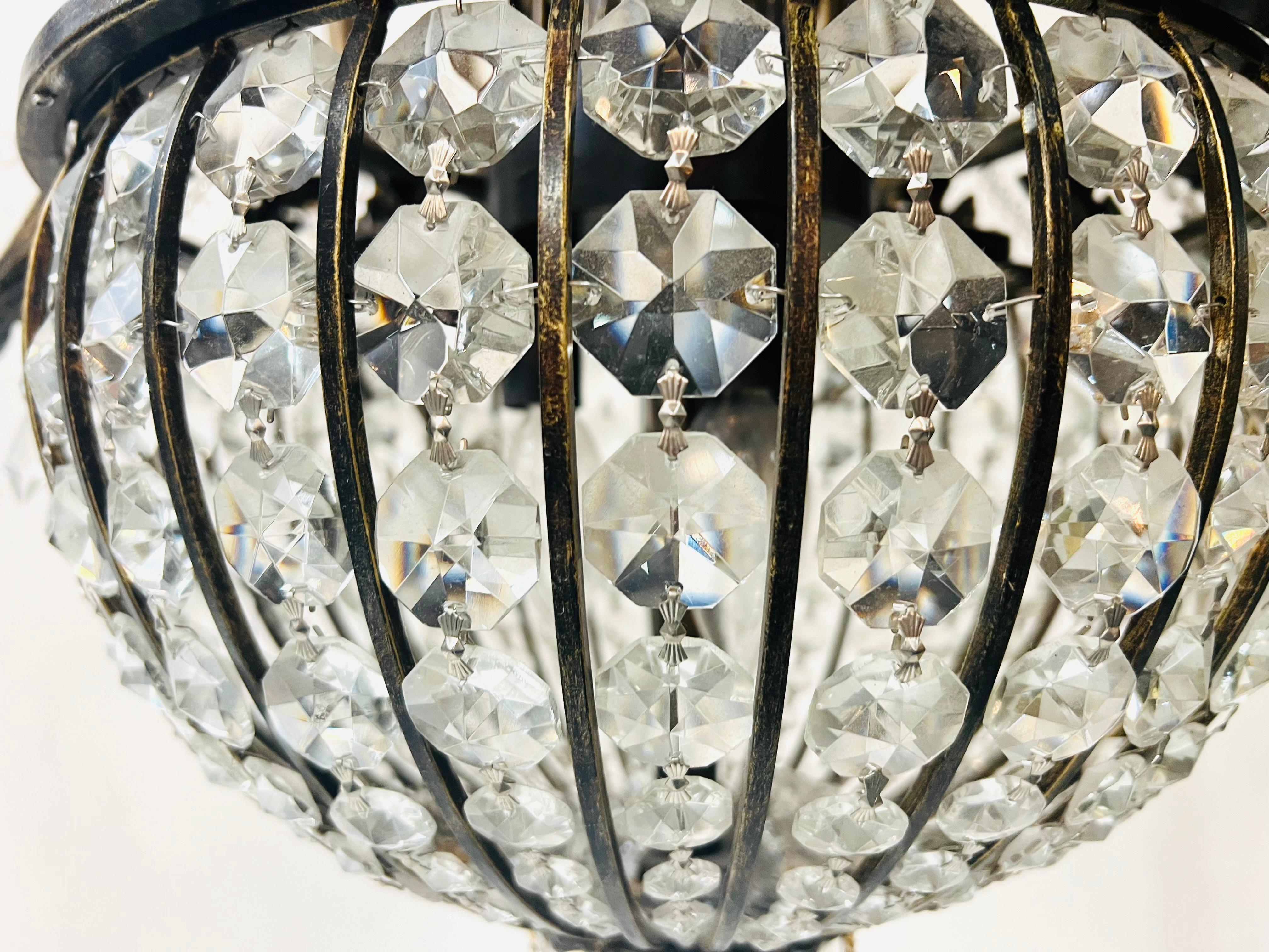 Lampadario a cesto in bronzo e cristallo in stile Impero della Reggenza francese, 9 bracci 12 luci in vendita 2