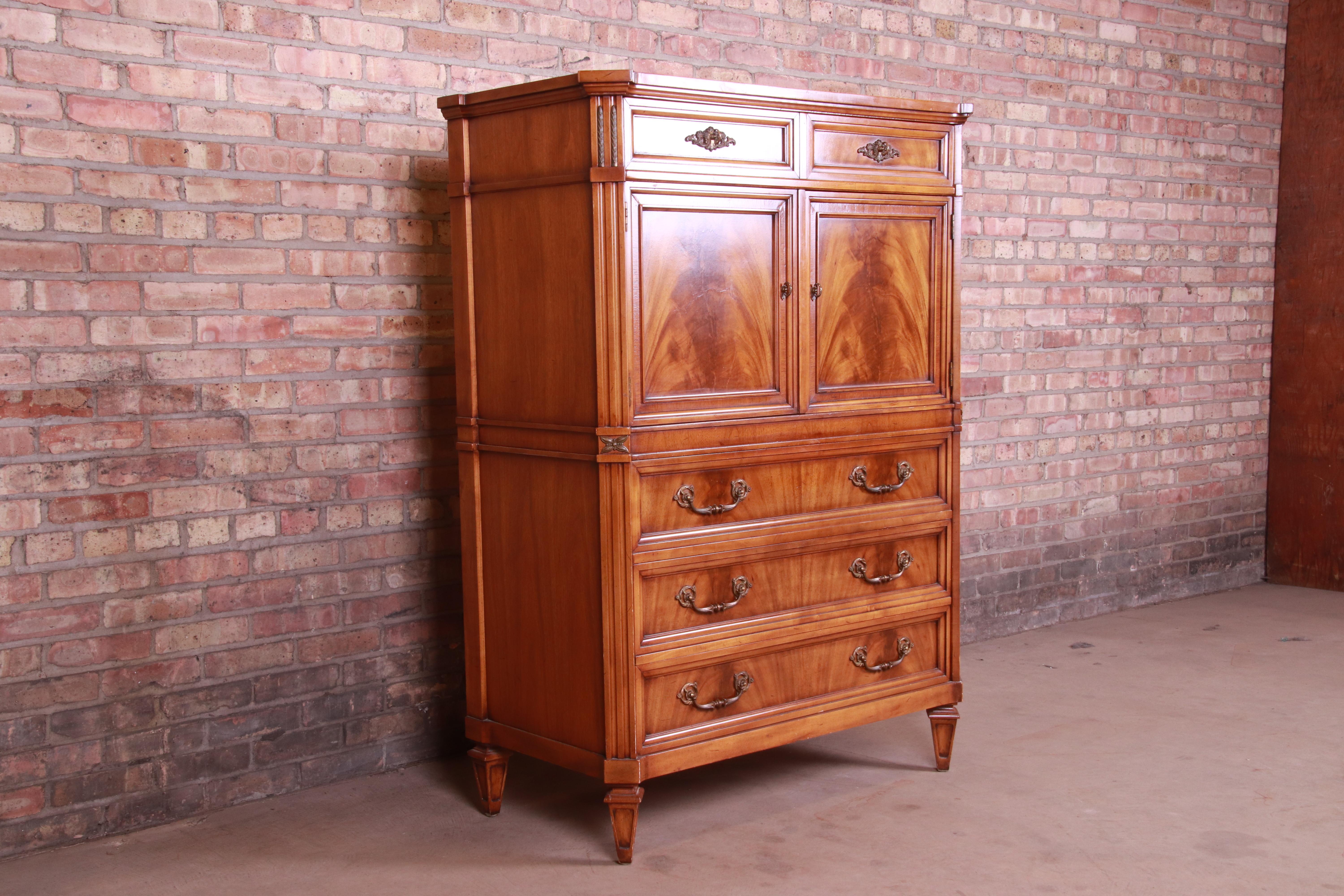 A gorgeous French Regency style highboy dresser chest

By J.L. Metz

USA, 1960s

Book-matched flame mahogany, with original brass hardware.

Measures: 41.5