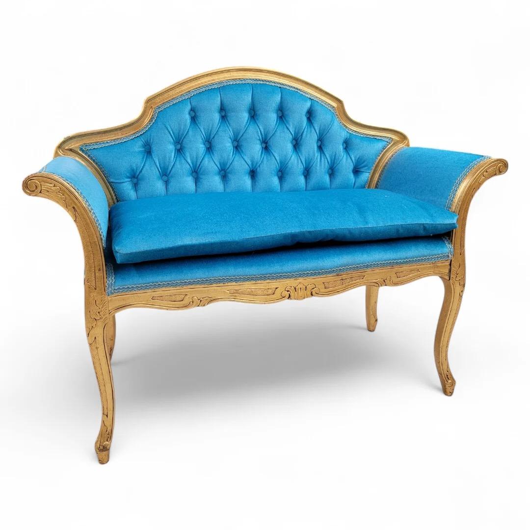 Ancienne banquette de style Régence française à dossier doré et touffeté, nouvellement tapissée en mohair italien émeraude et sarcelle

Cet exquis banc-lavabo ancien de style Régence française est doté d'un superbe cadre doré, présentant des détails