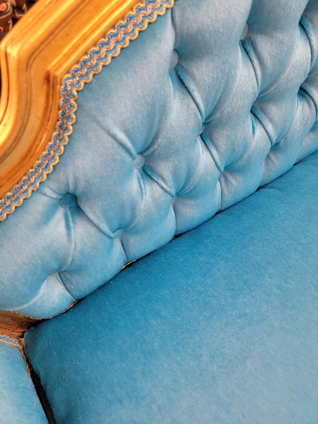 Inconnu Petit banc de coiffeuse de style Régence française doré récemment tapissé de mohair sarcelle en vente