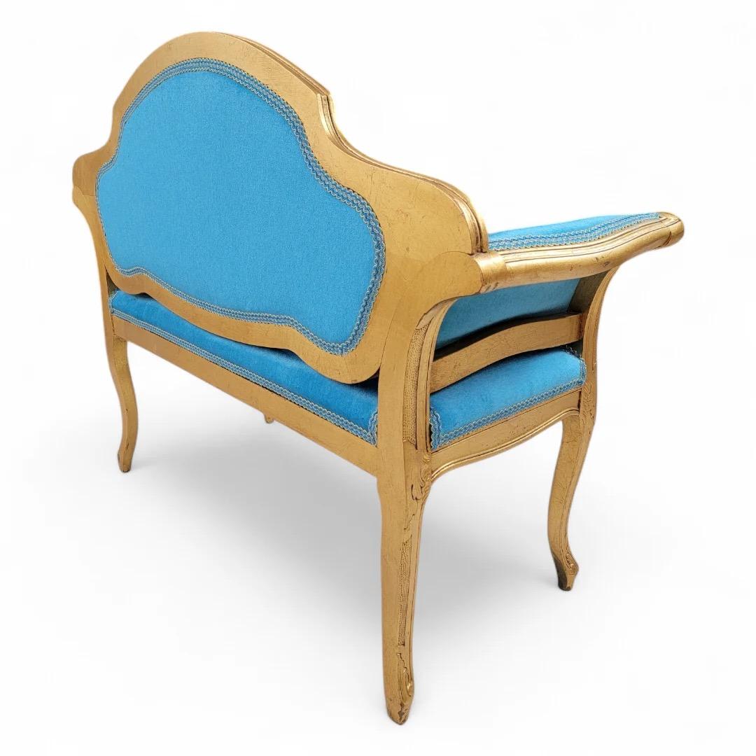 Petit banc de coiffeuse de style Régence française doré récemment tapissé de mohair sarcelle Bon état - En vente à Chicago, IL