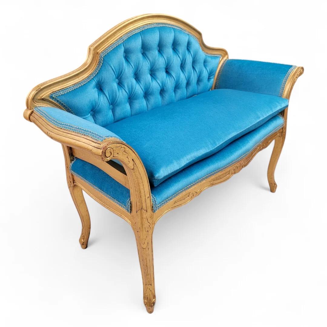 Mohair Petit banc de coiffeuse de style Régence française doré récemment tapissé de mohair sarcelle en vente