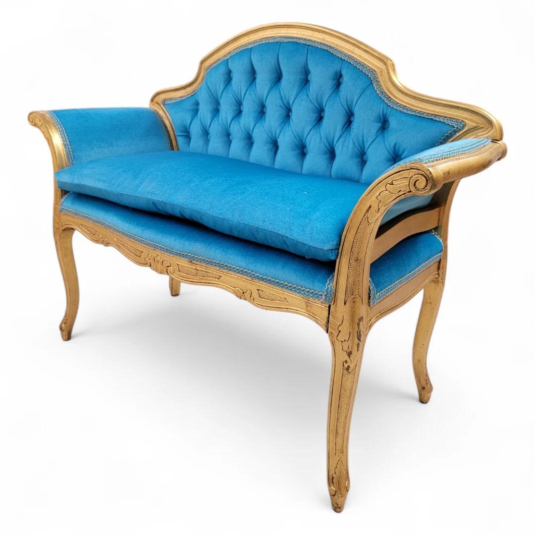 Petit banc de coiffeuse de style Régence française doré récemment tapissé de mohair sarcelle en vente 1