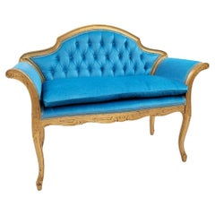 Petit banc de coiffeuse de style Régence française doré récemment tapissé de mohair sarcelle