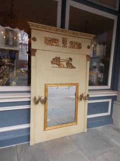 Miroir Trumeau doré et peint de style Régence française avec appliques dorées évasées C 1780