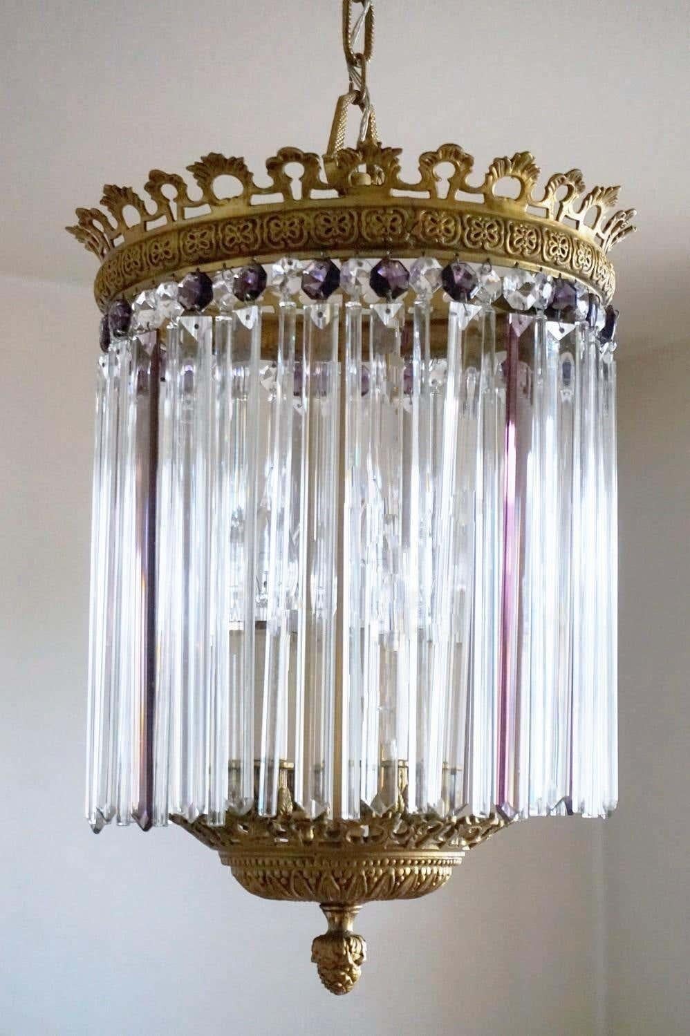 One of kind Regency style long clear and amethyst faceted crystal prism lantern, France, 1910-1920. Gilt bronze mounts with integrated central four-light candelabra cluster.
Very good condition, beautiful aged patina to bronze, rewired.
Four E14