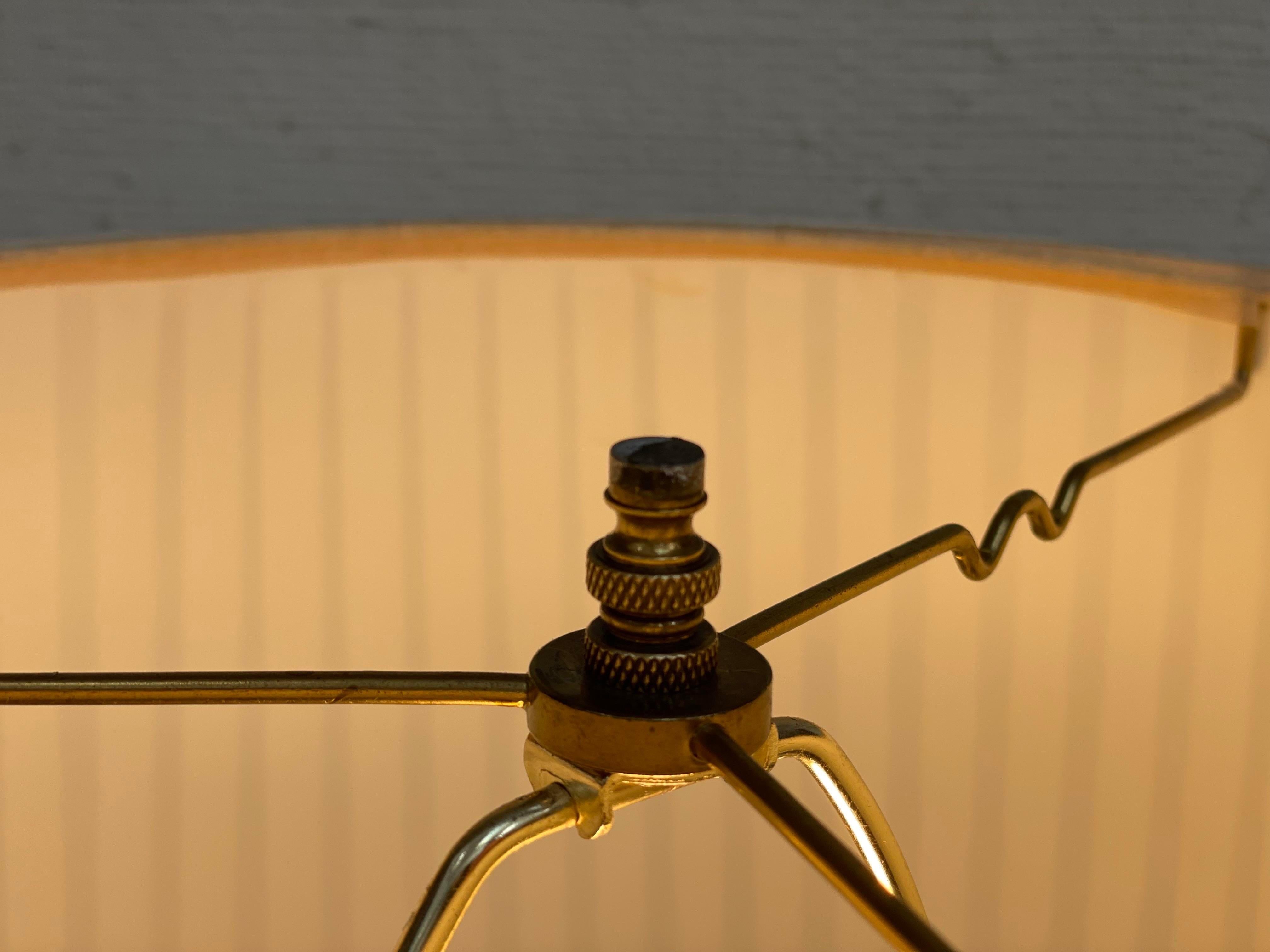 Un exquis lampadaire ancien de style régence français. Métal doré avec une patine parfaite sur de superbes détails moulés.