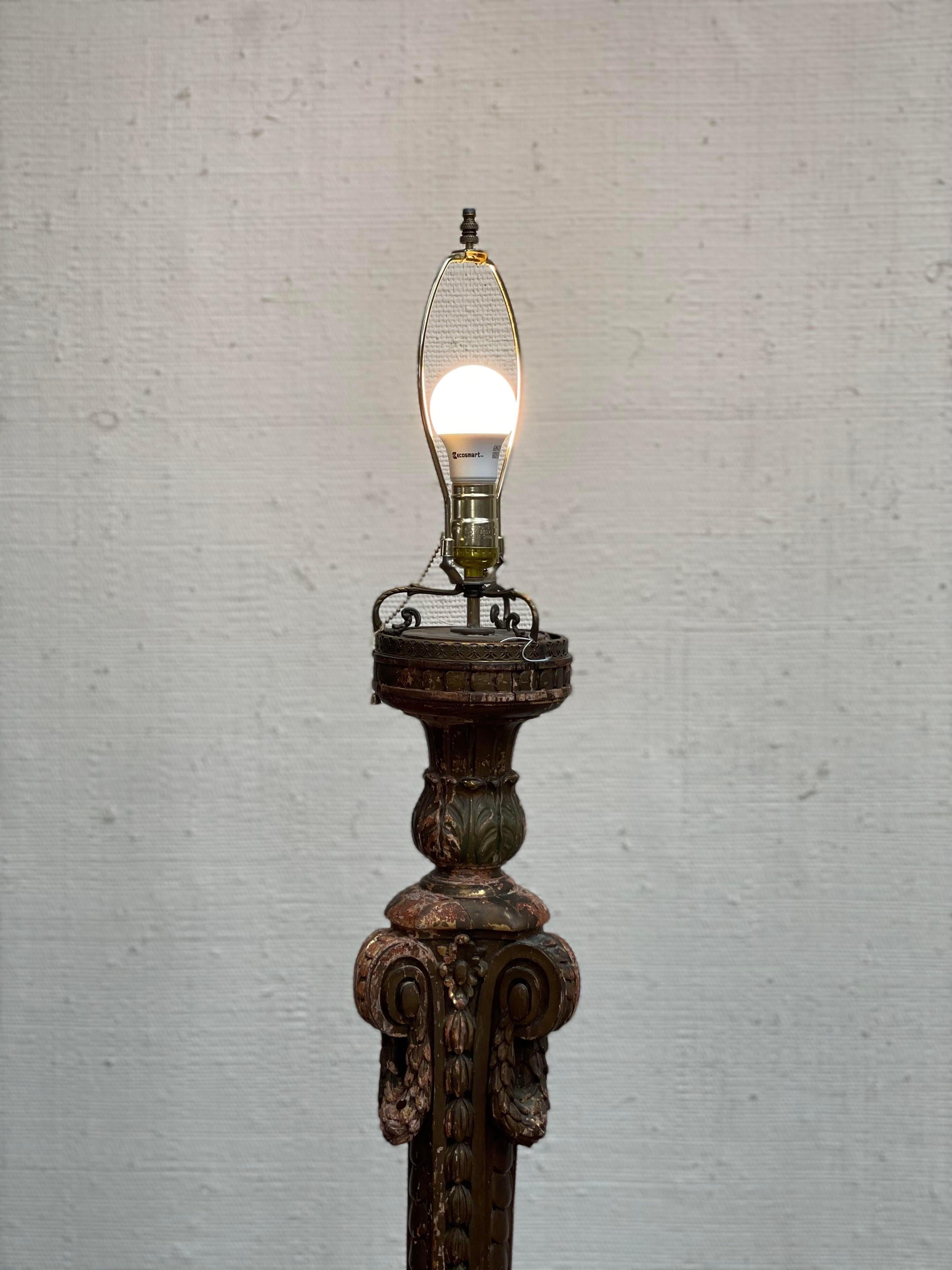 French Regency Vergoldete Stehlampe (Französisch) im Angebot