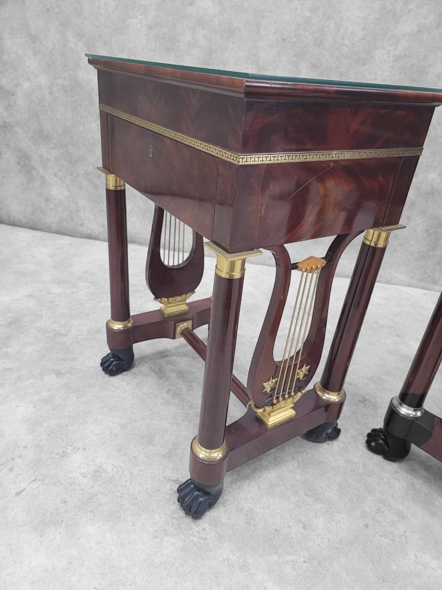 French Regency Kindel Charles-Honore Lannuier Flamed Mahogany Side Tables, Pair In Good Condition In Chicago, IL