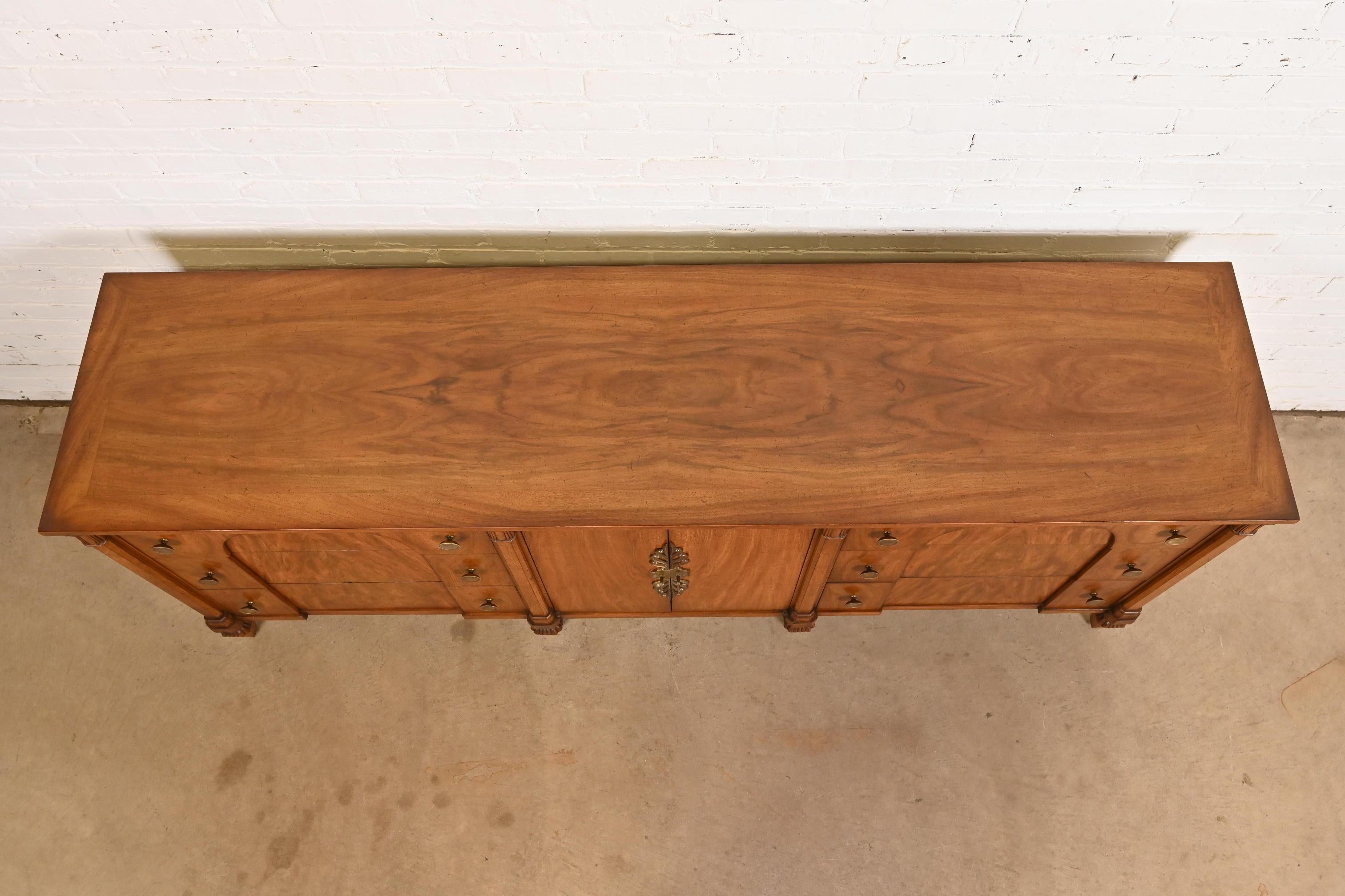 Französische Regency-Louis-XVI-Kommode aus Nussbaum mit Noppen von Mount Airy im Angebot 4