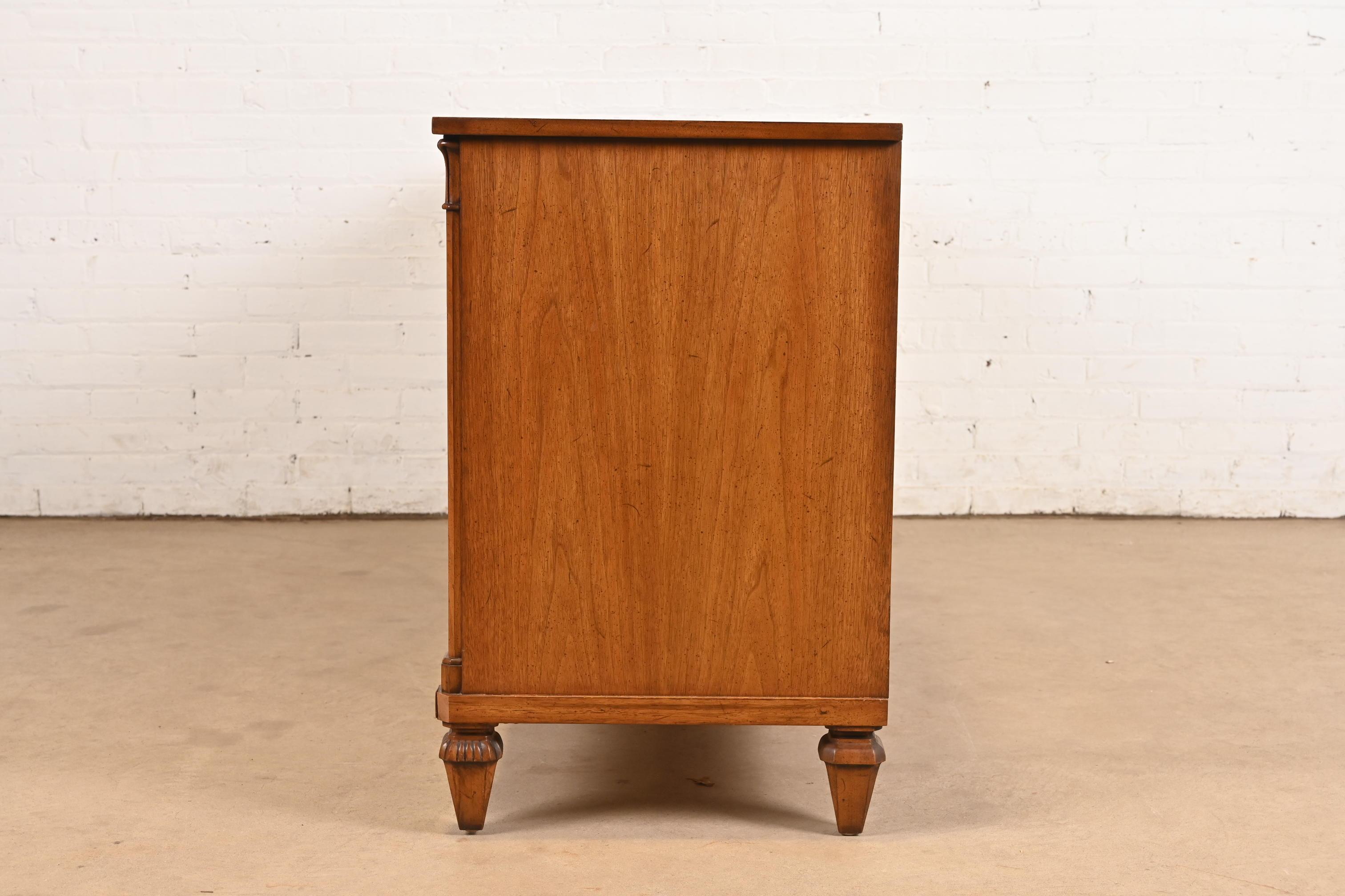 Französische Regency-Louis-XVI-Kommode aus Nussbaum mit Noppen von Mount Airy im Angebot 5