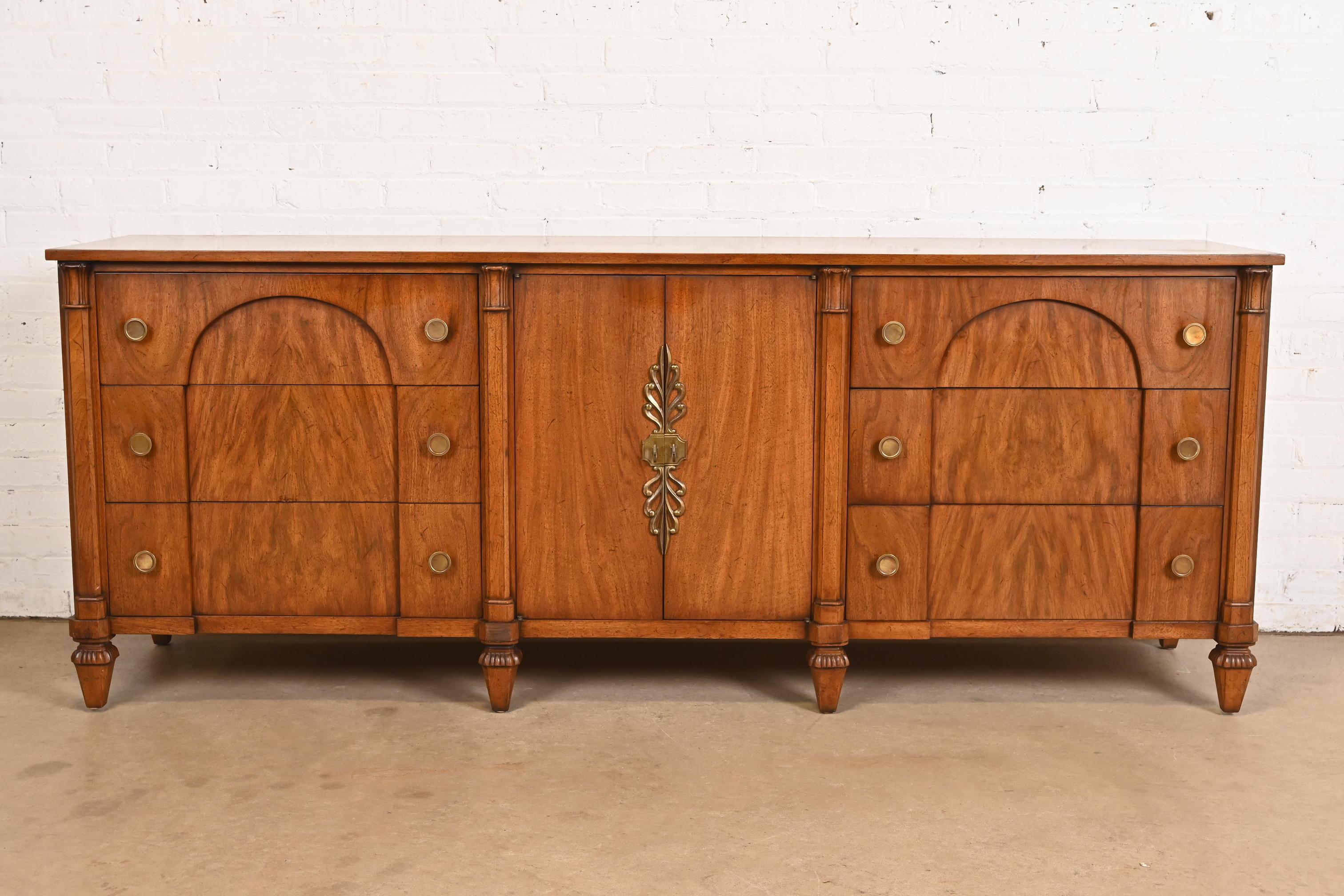 Eine prächtige französische Kommode im Louis-XVI-Stil im Regency-Stil

Von Mount Airy Furniture Co.

USA, ca. 1960er Jahre

Geschnitzter, genoppter Nussbaum, mit originalen Messingbeschlägen.

Maße: 80,13 
