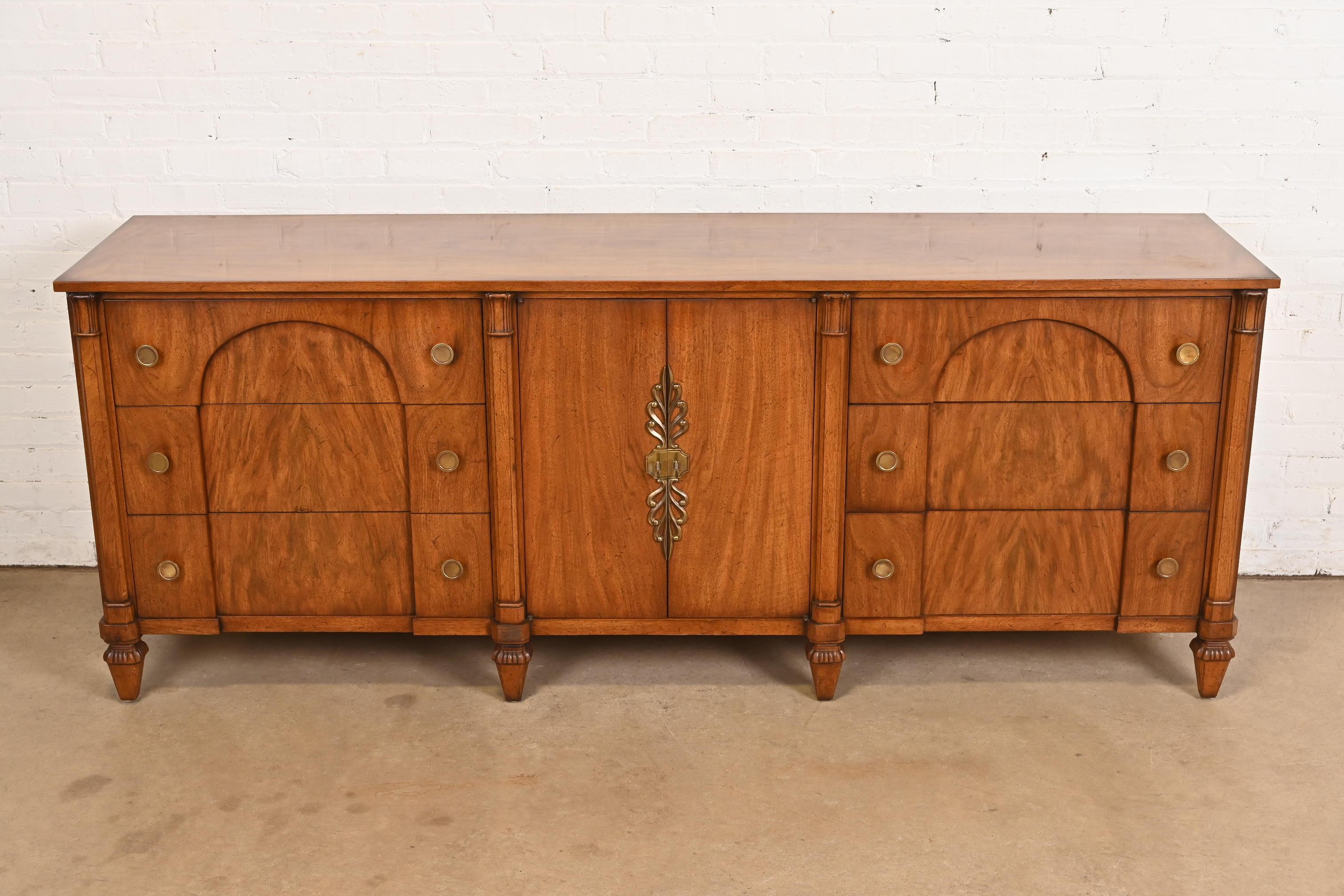 Französische Regency-Louis-XVI-Kommode aus Nussbaum mit Noppen von Mount Airy (Louis XVI.) im Angebot