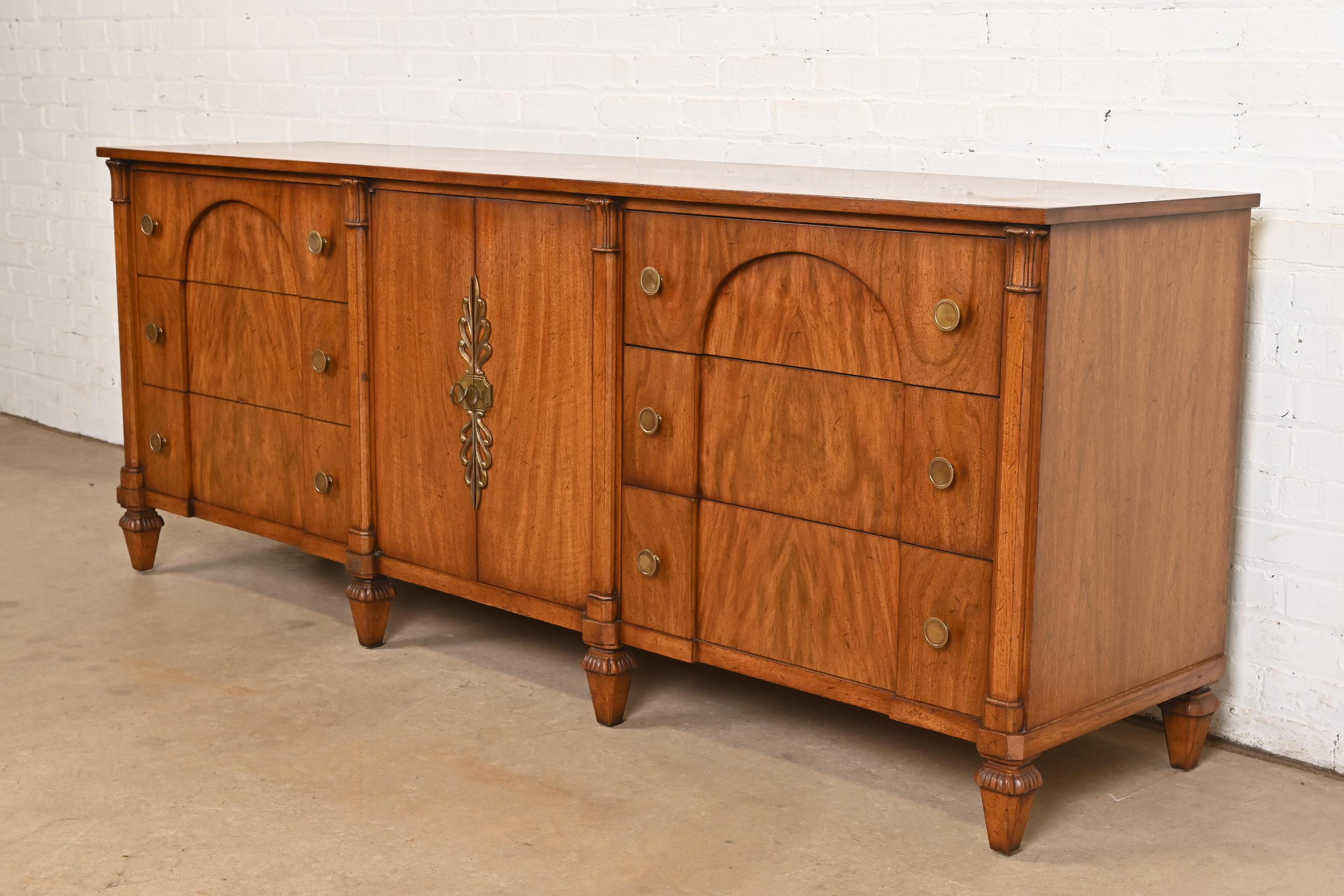 Französische Regency-Louis-XVI-Kommode aus Nussbaum mit Noppen von Mount Airy (amerikanisch) im Angebot