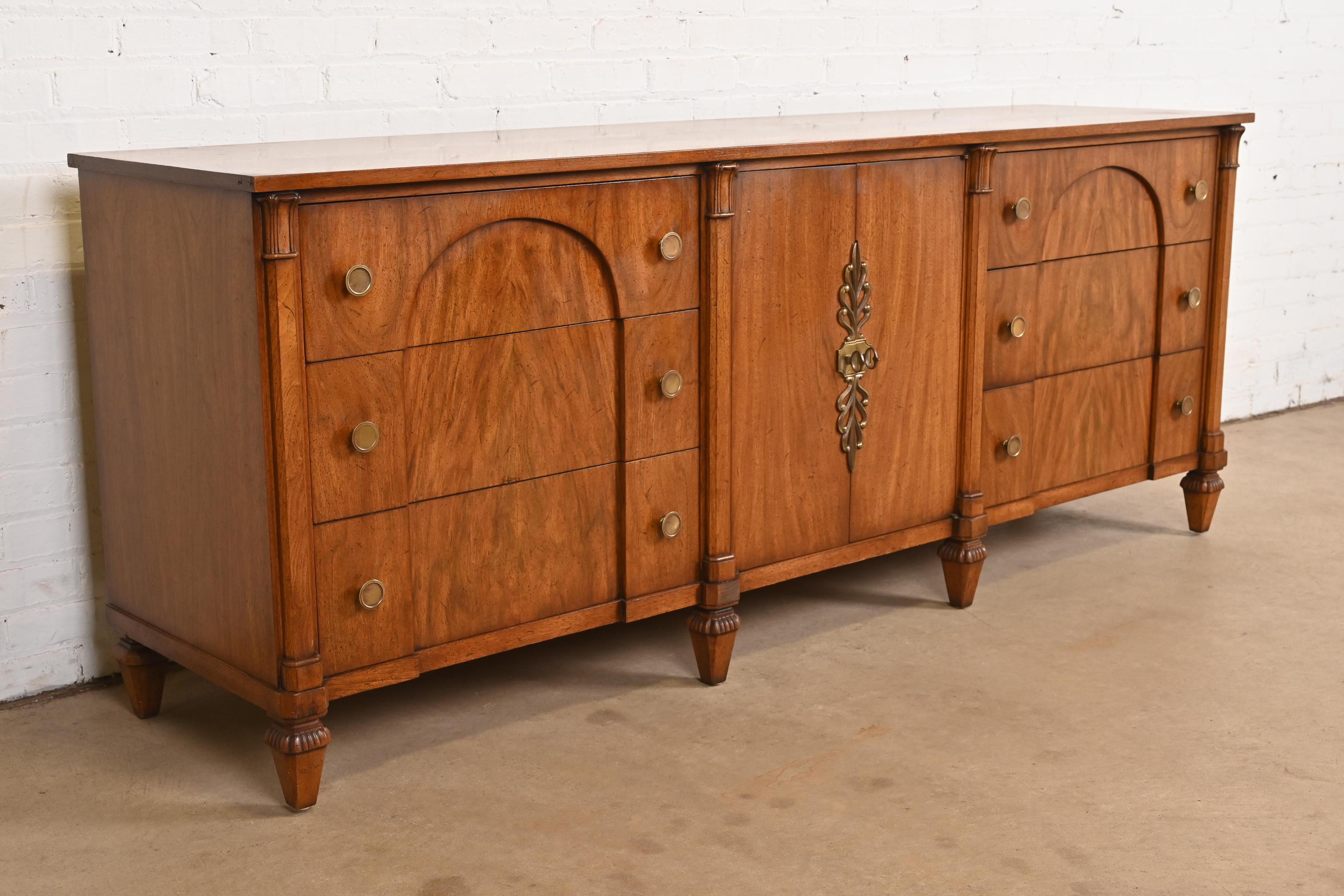Französische Regency-Louis-XVI-Kommode aus Nussbaum mit Noppen von Mount Airy im Zustand „Gut“ im Angebot in South Bend, IN