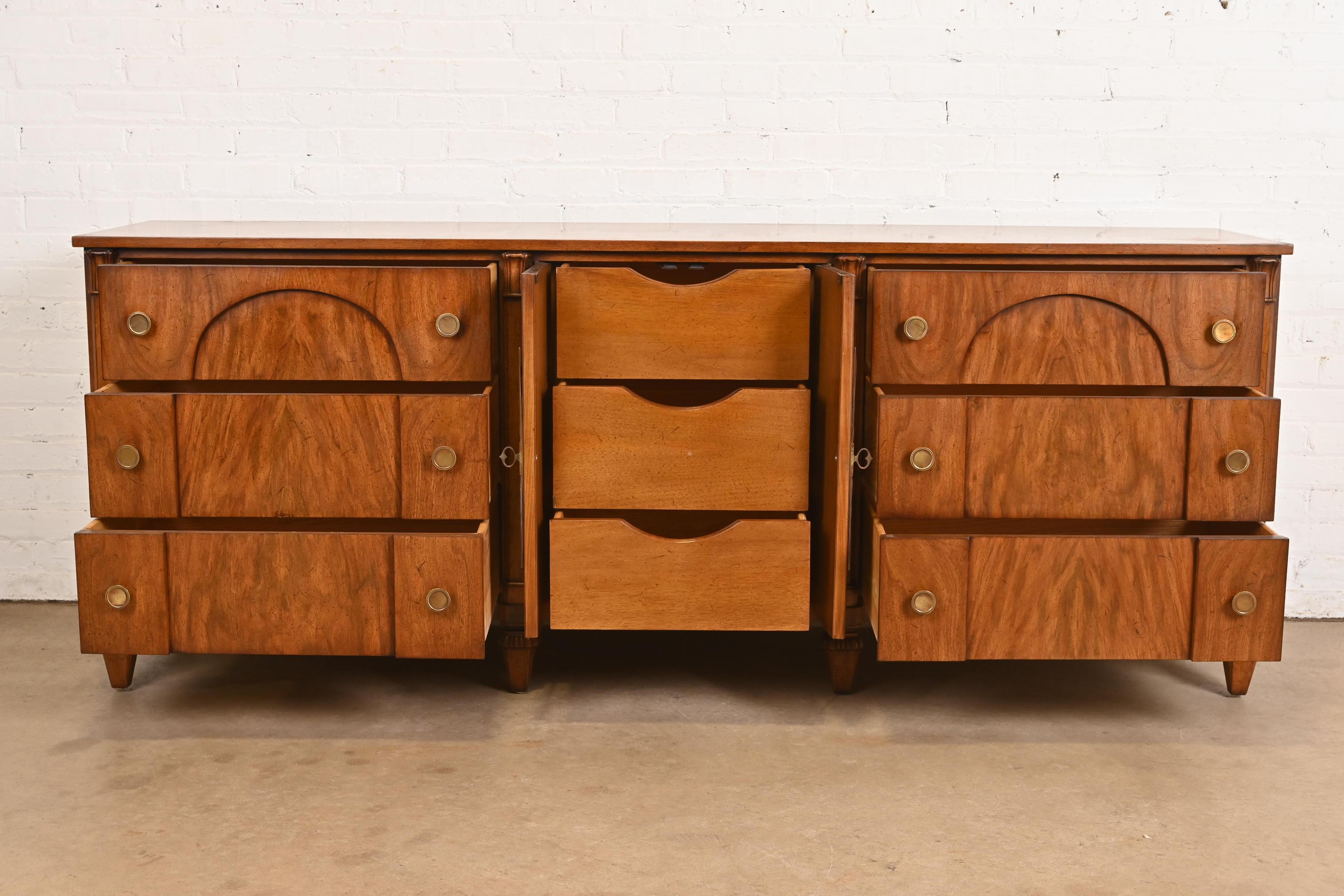 Französische Regency-Louis-XVI-Kommode aus Nussbaum mit Noppen von Mount Airy (Messing) im Angebot